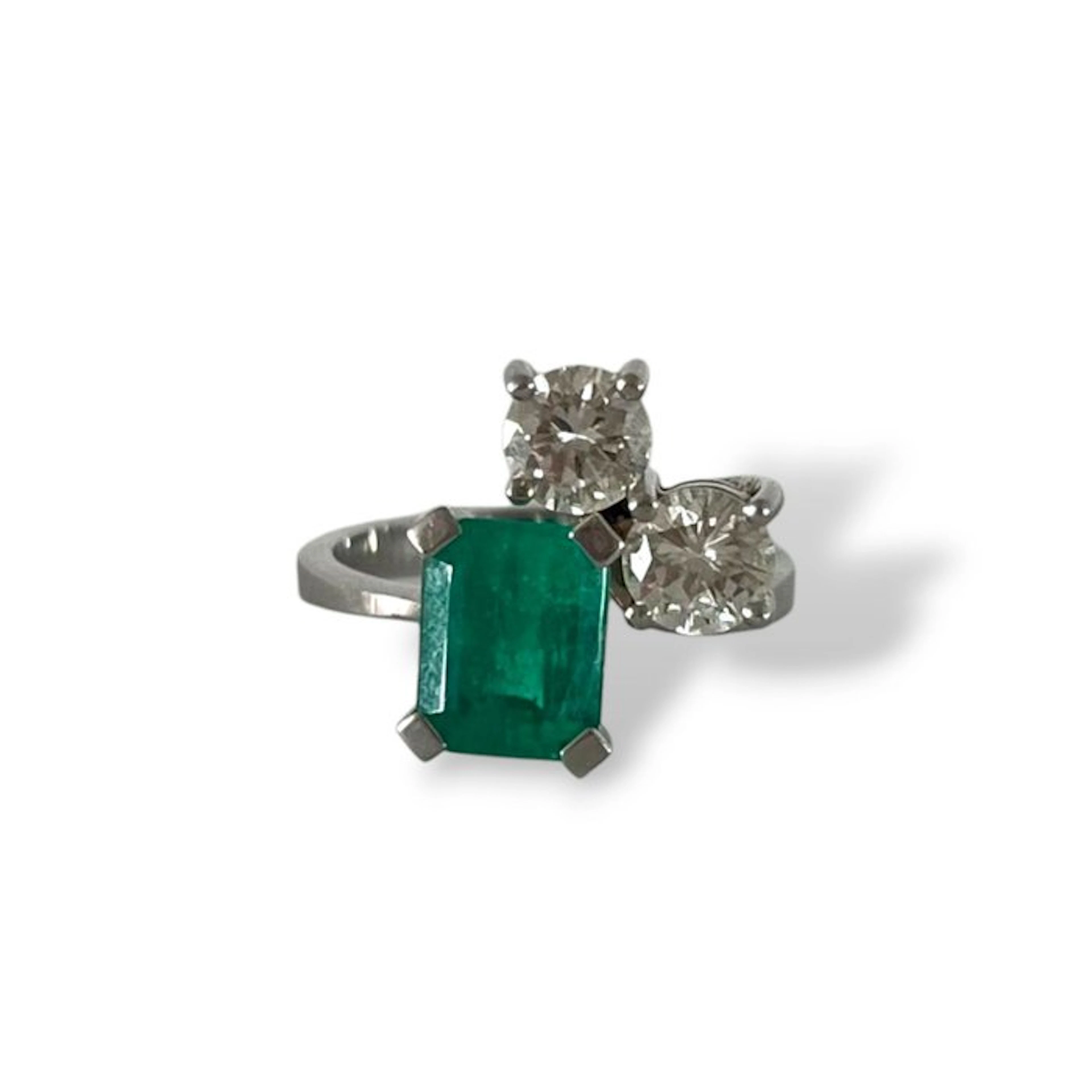 Ring - 18 kt. White gold - 3.30ct. tw. Emerald - Diamond