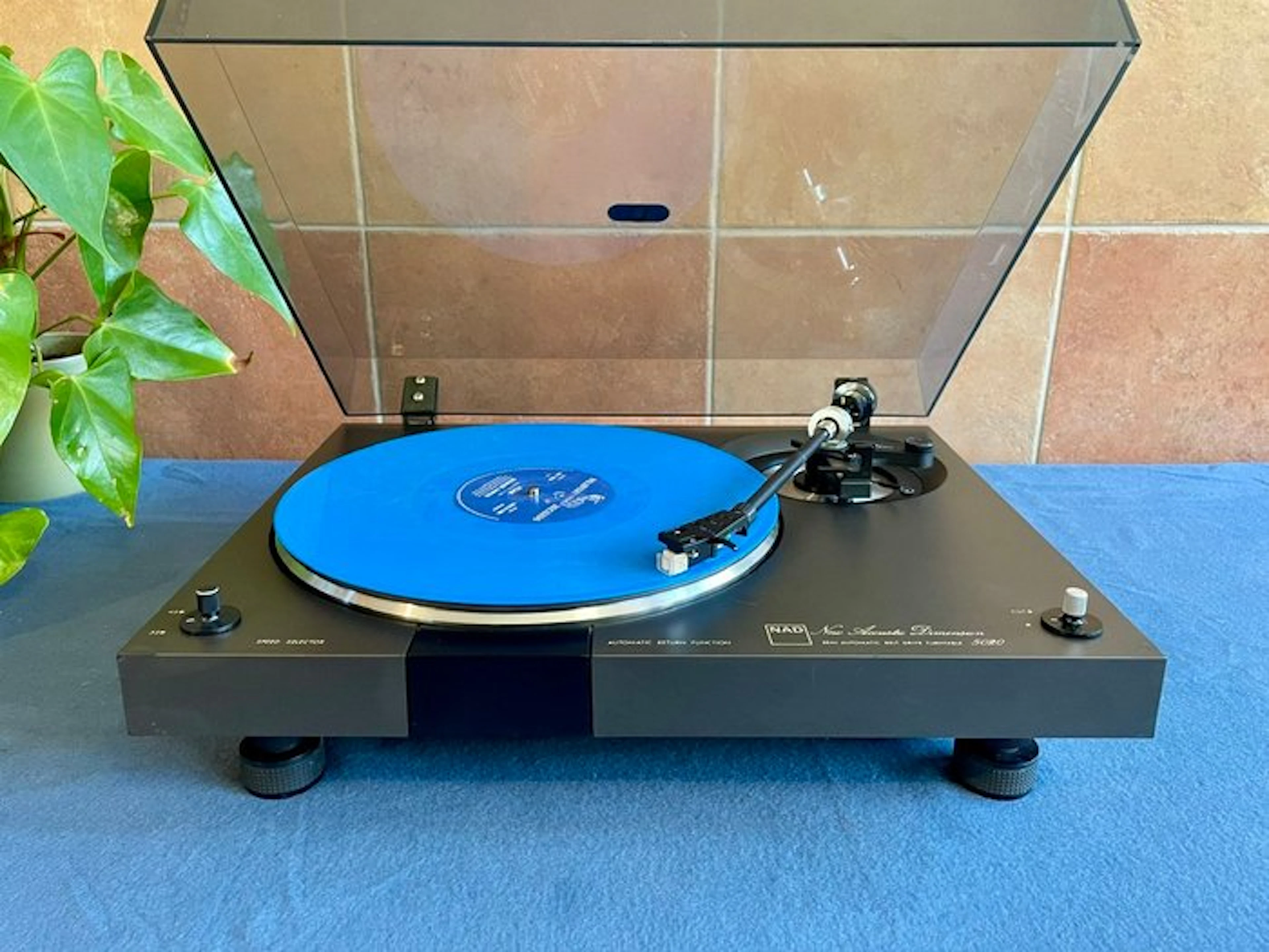 NAD - 5020 Semi-Automatic Belt-Drive Turntable