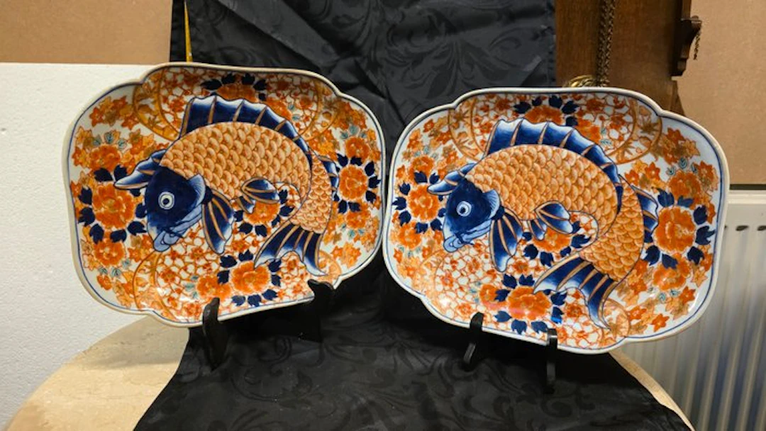 Saucer (2) - Porcelain - Two large Imari dishes