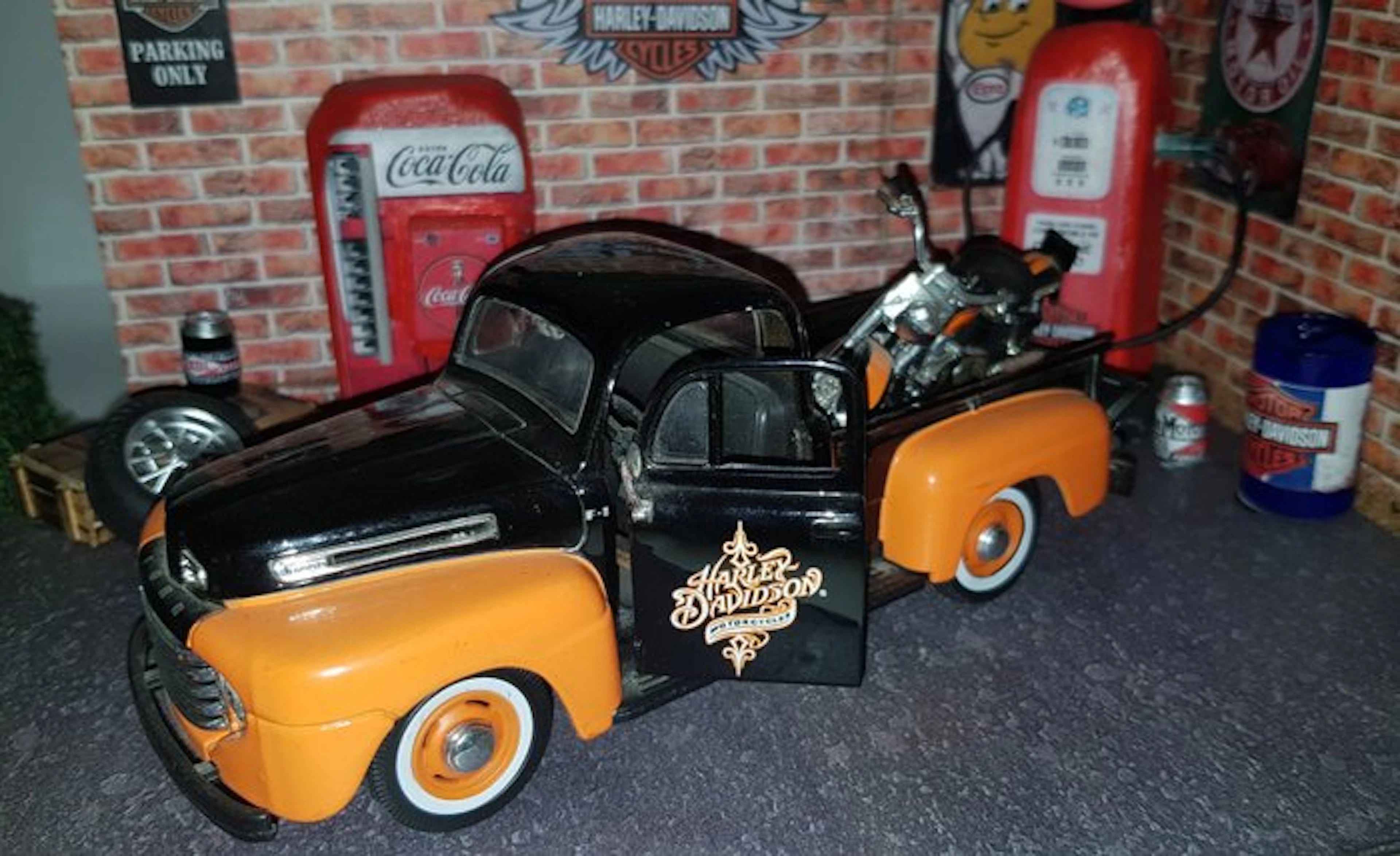 Maisto - Diorama Diorama pickup y motocicleta Harley-Davidson - 2020+ - Spain