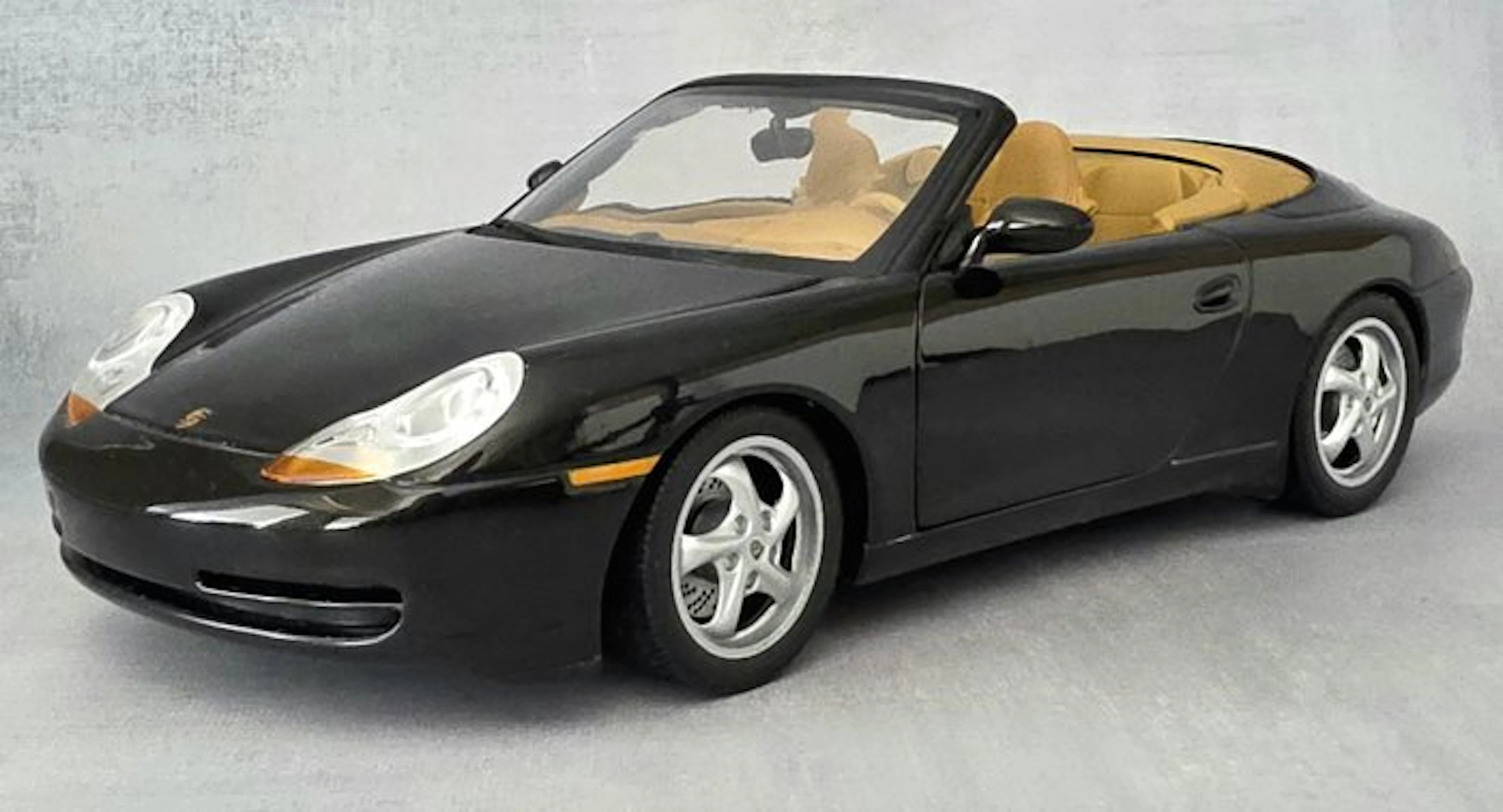 UT 1:18 - Model car - Porsche 911 Carrera Cabriolet (996) - In an original