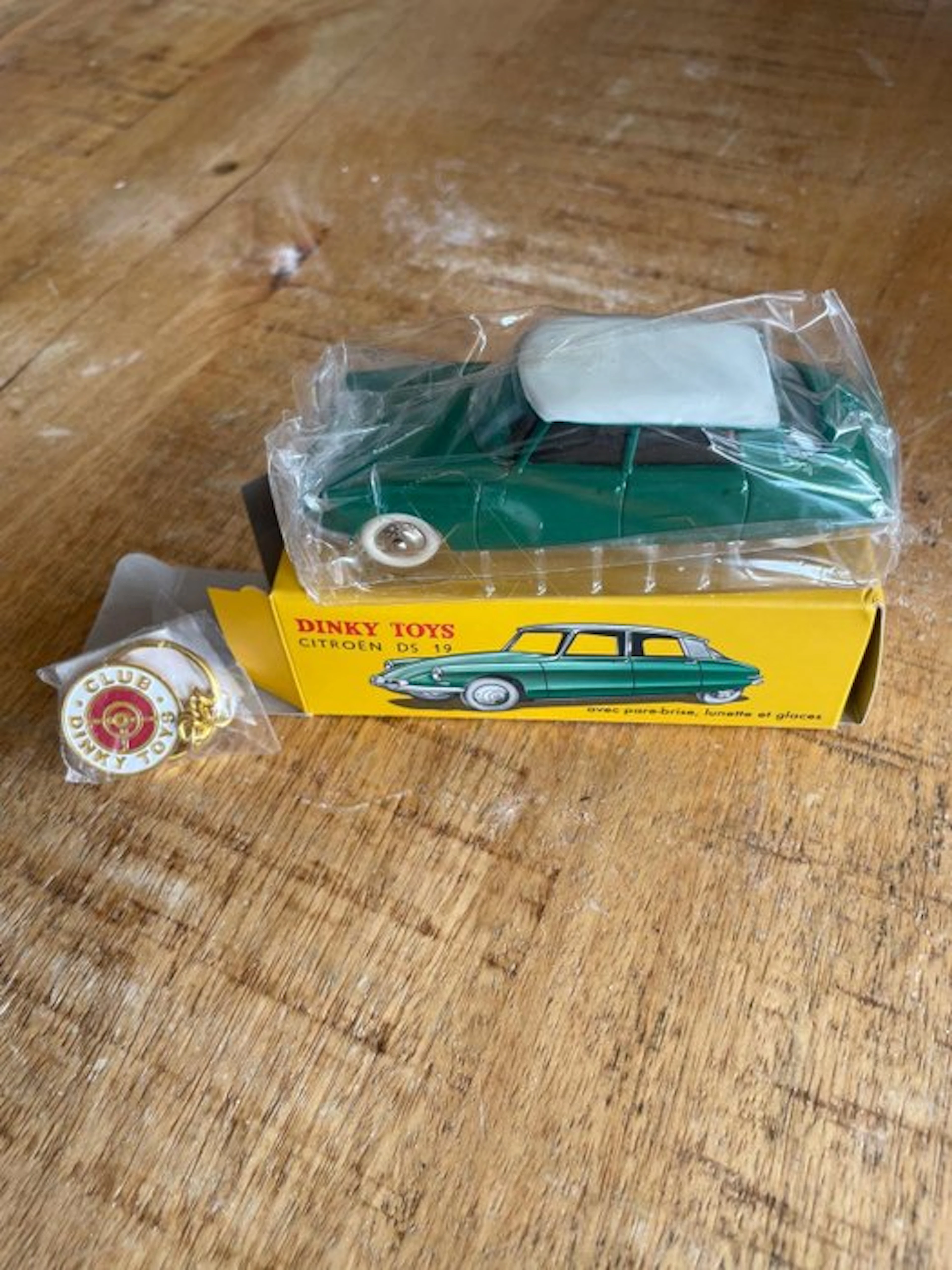 Dinky Toys 1:43 - Model car - Citroën DS 19 - 24CP / 24C