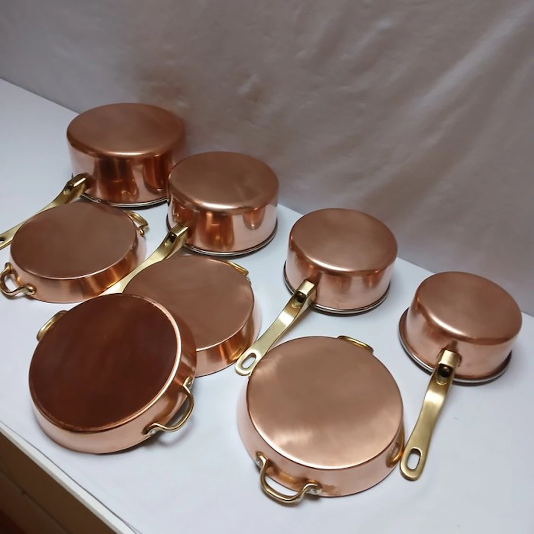 4 casseroles et 4 plats de service cuivre et acier...