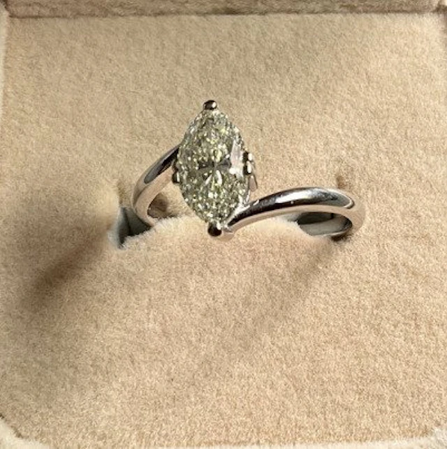 Ring - 18 kt. White gold - 1.51ct. tw. Diamond (Natural) - Navette Brillant