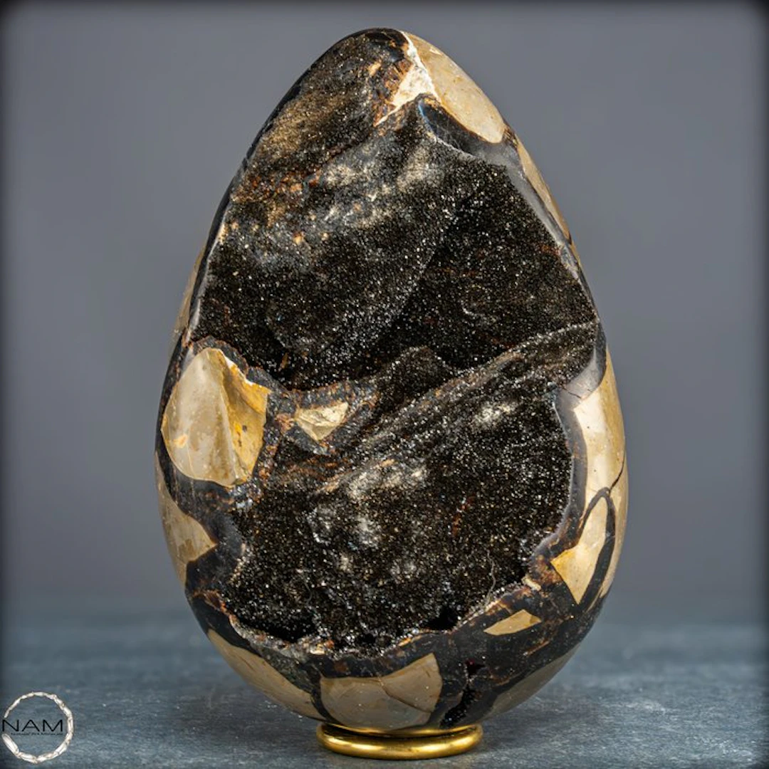 Stunning septarian egg – A work of art from nature