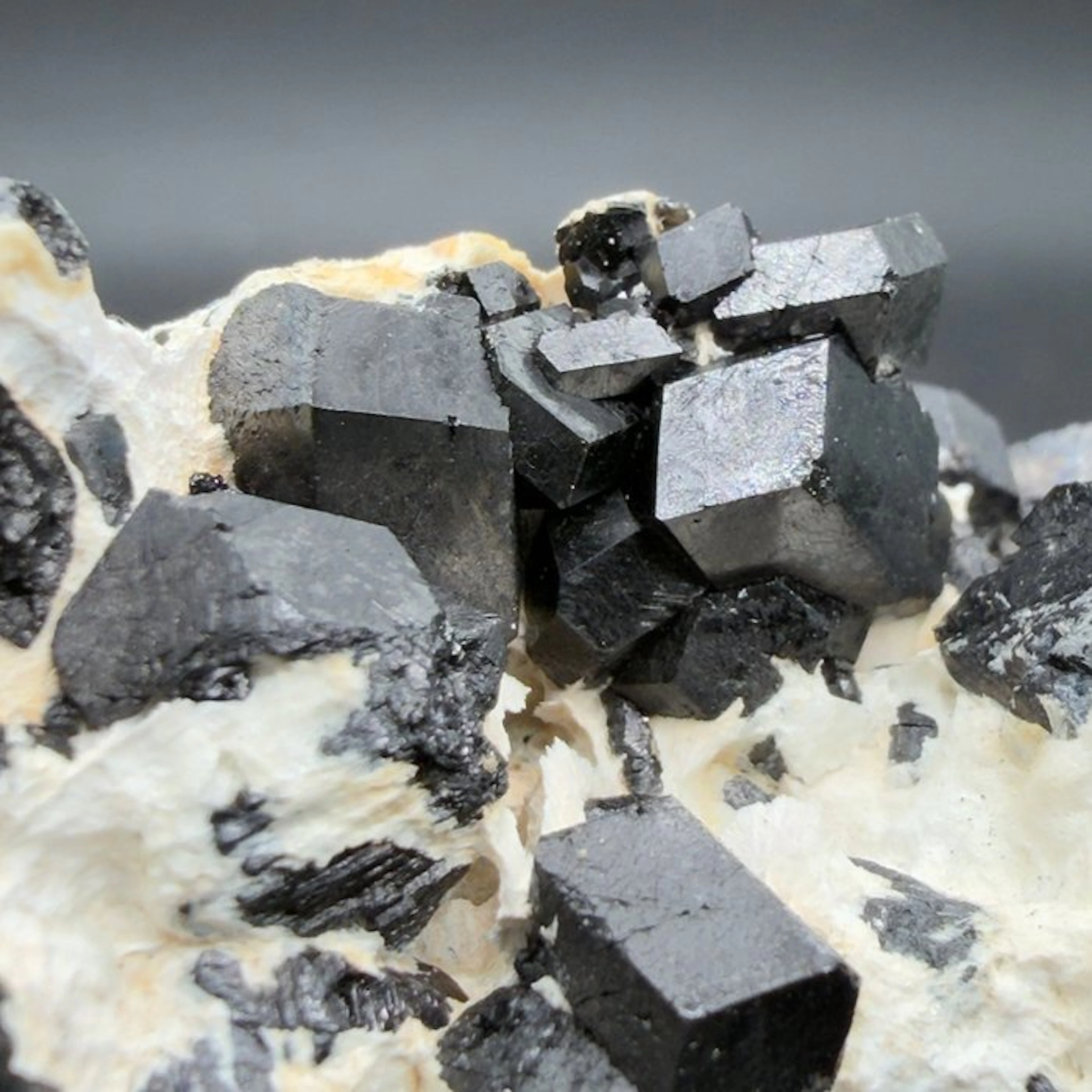 Magnetite Rough - Height: 11 cm - Width: 10 cm- 1125 g - (1)
