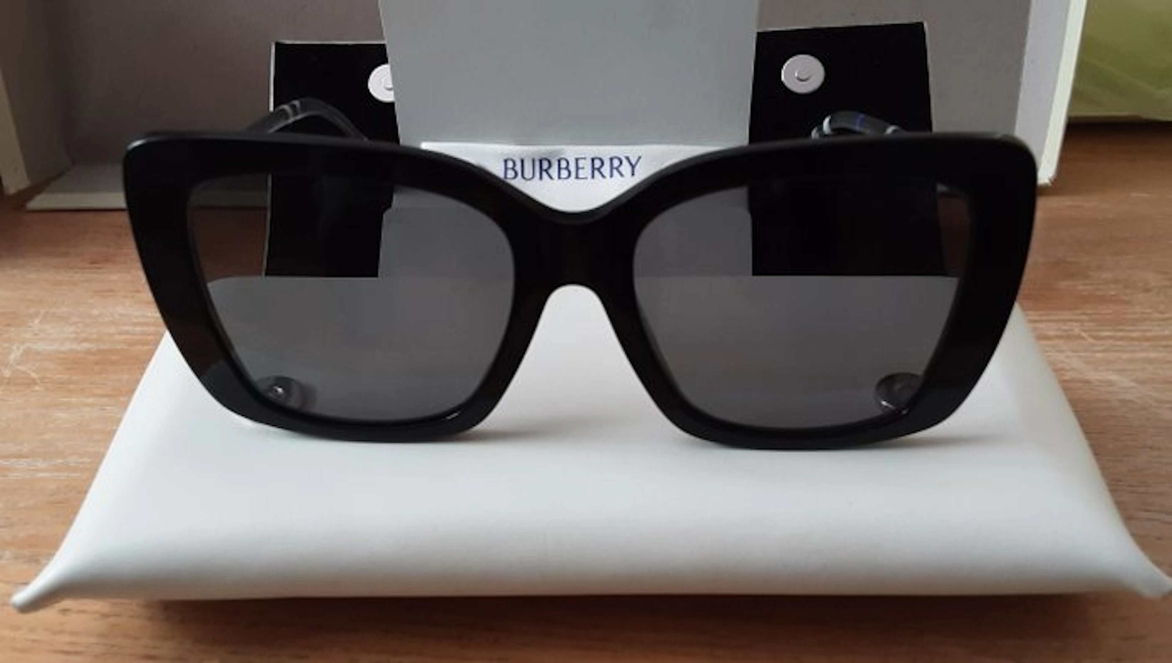 Burberry - Sunglasses
