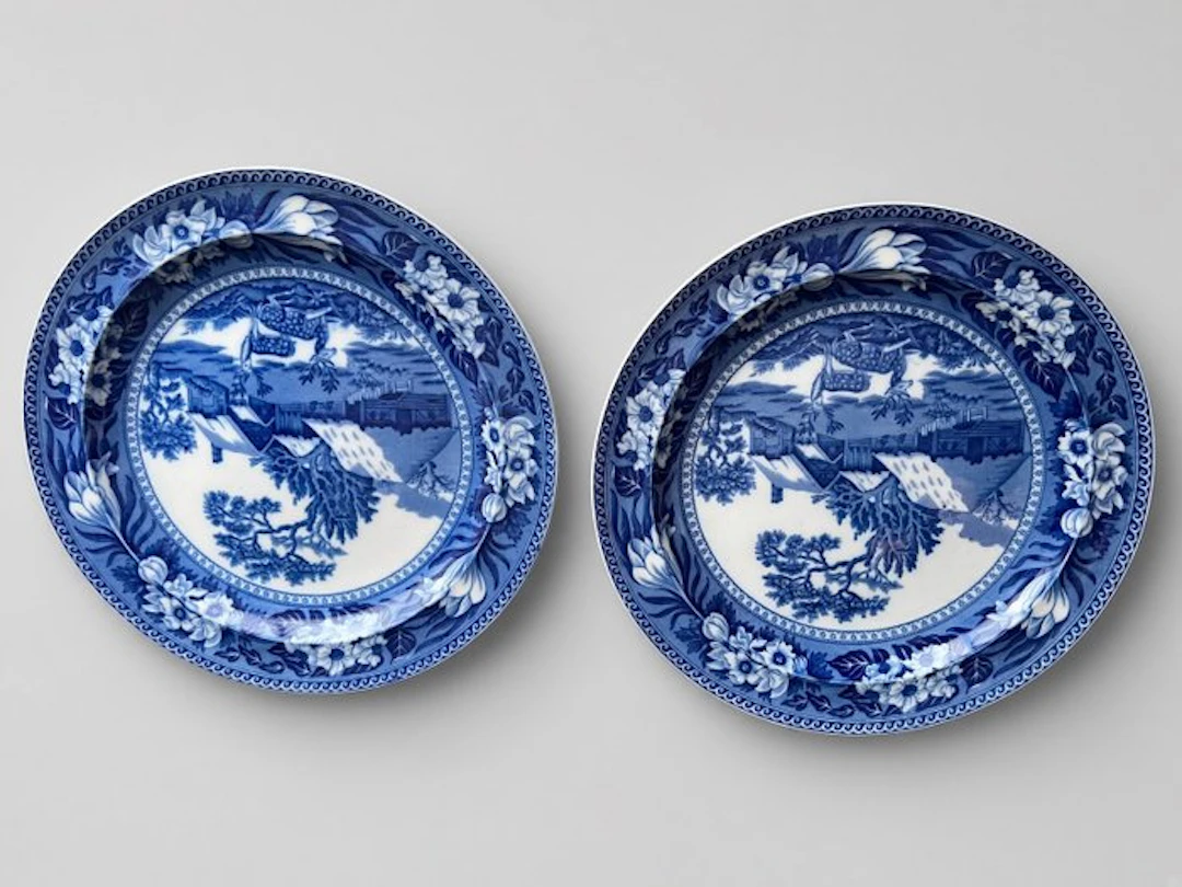 Wall plate (2) - Pair of Antique Wedgwood "Fallow Deer"...