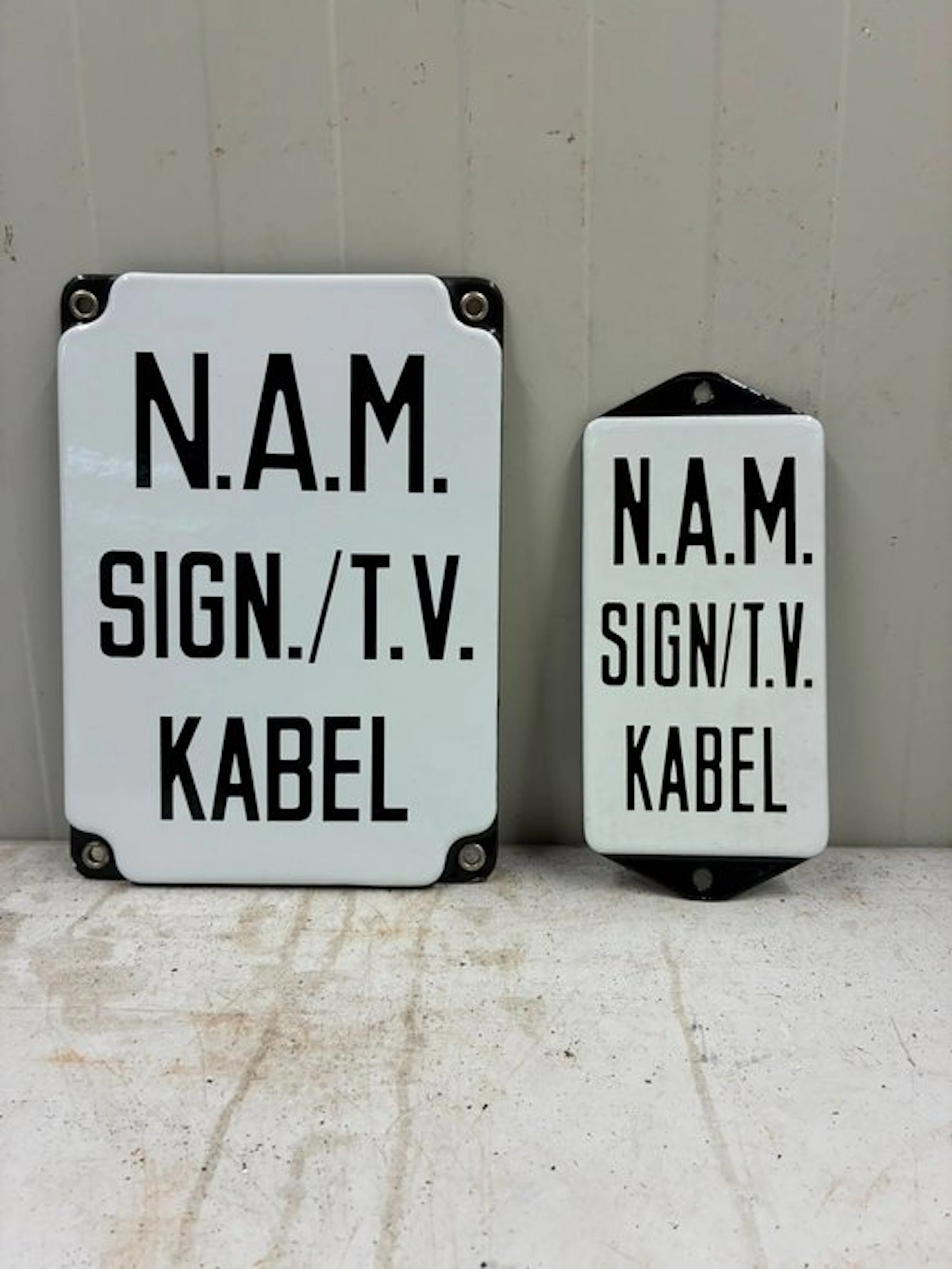 Set of 2 NAM enamel cable signs – Sign./T.V