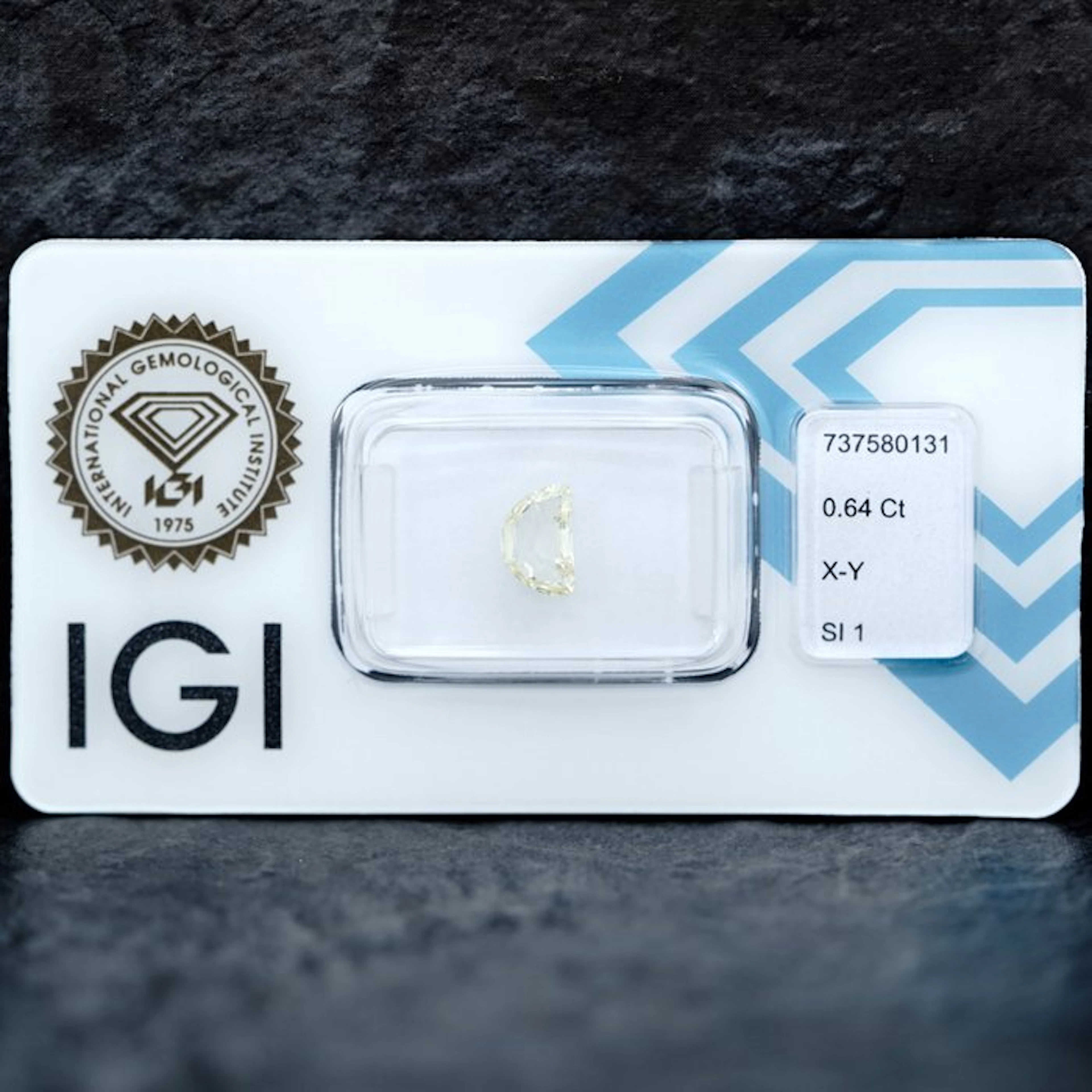 1 pcs Diamond (Natural coloured) - 0.64 ct - Half moon...
