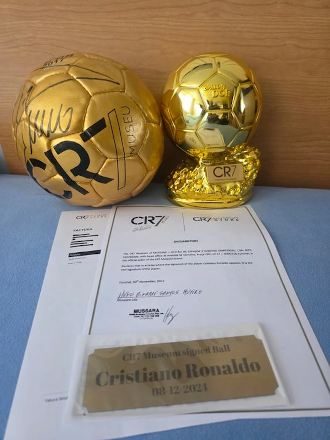 1 x Official Golden Ball signed + 1 x original D’Oro CR7...