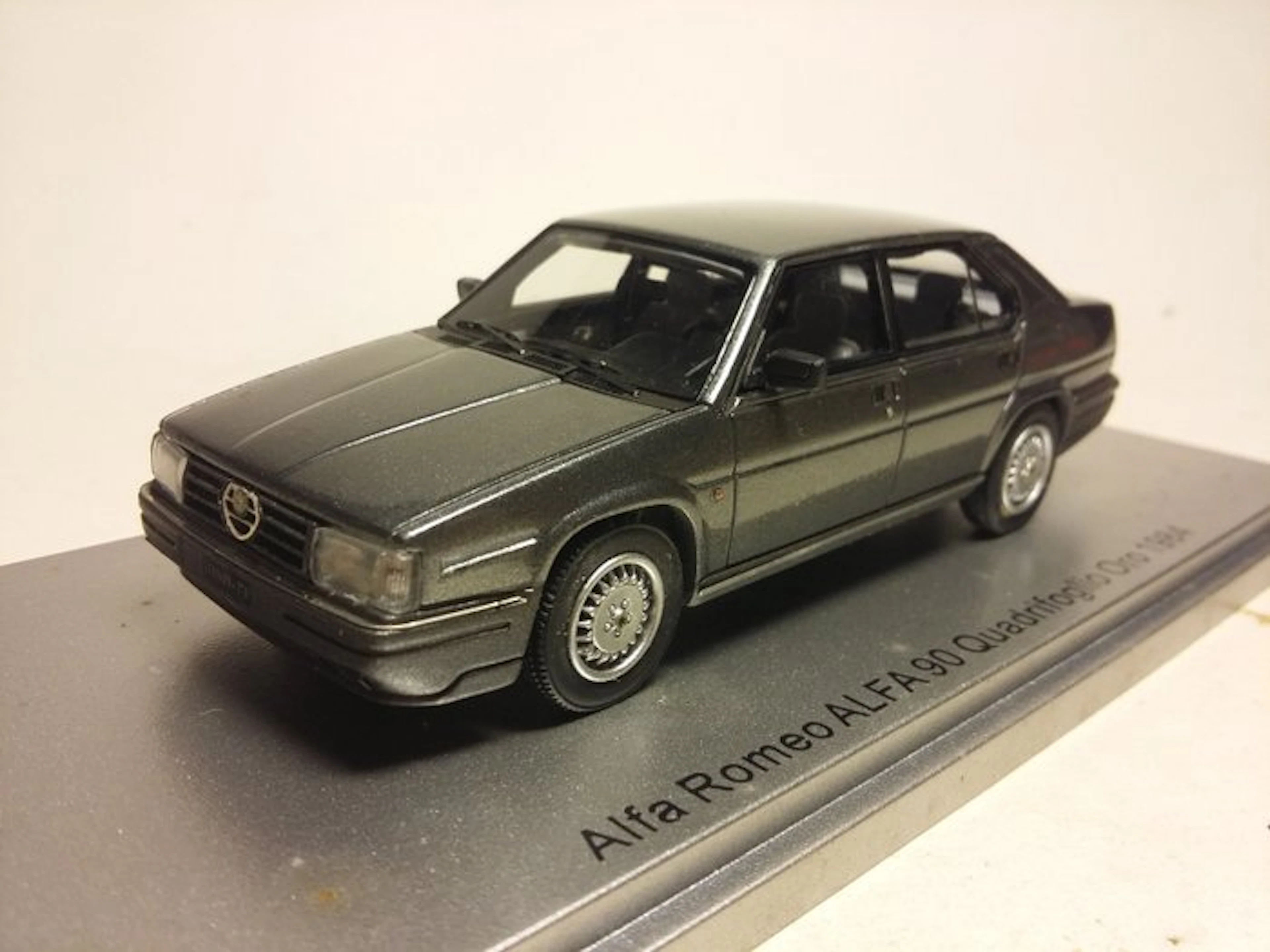 Kess 1:43 - Model car - Alfa Romeo Alfa90 V6 1984 Quadrifoglio oro