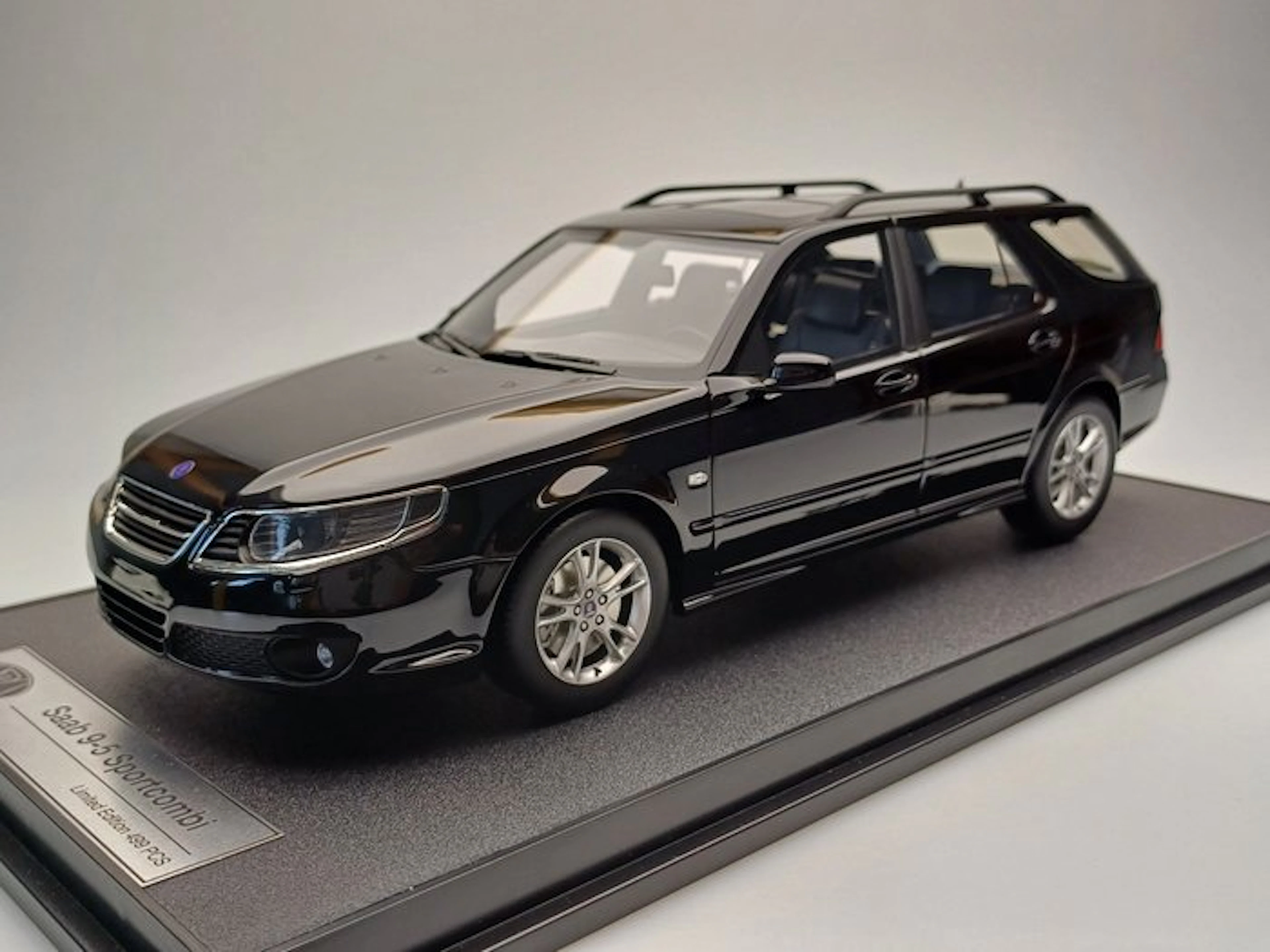 Radscale 1:18 - Model car - Saab 9-5 Sportcombi - 2006 - Zwart - Limited