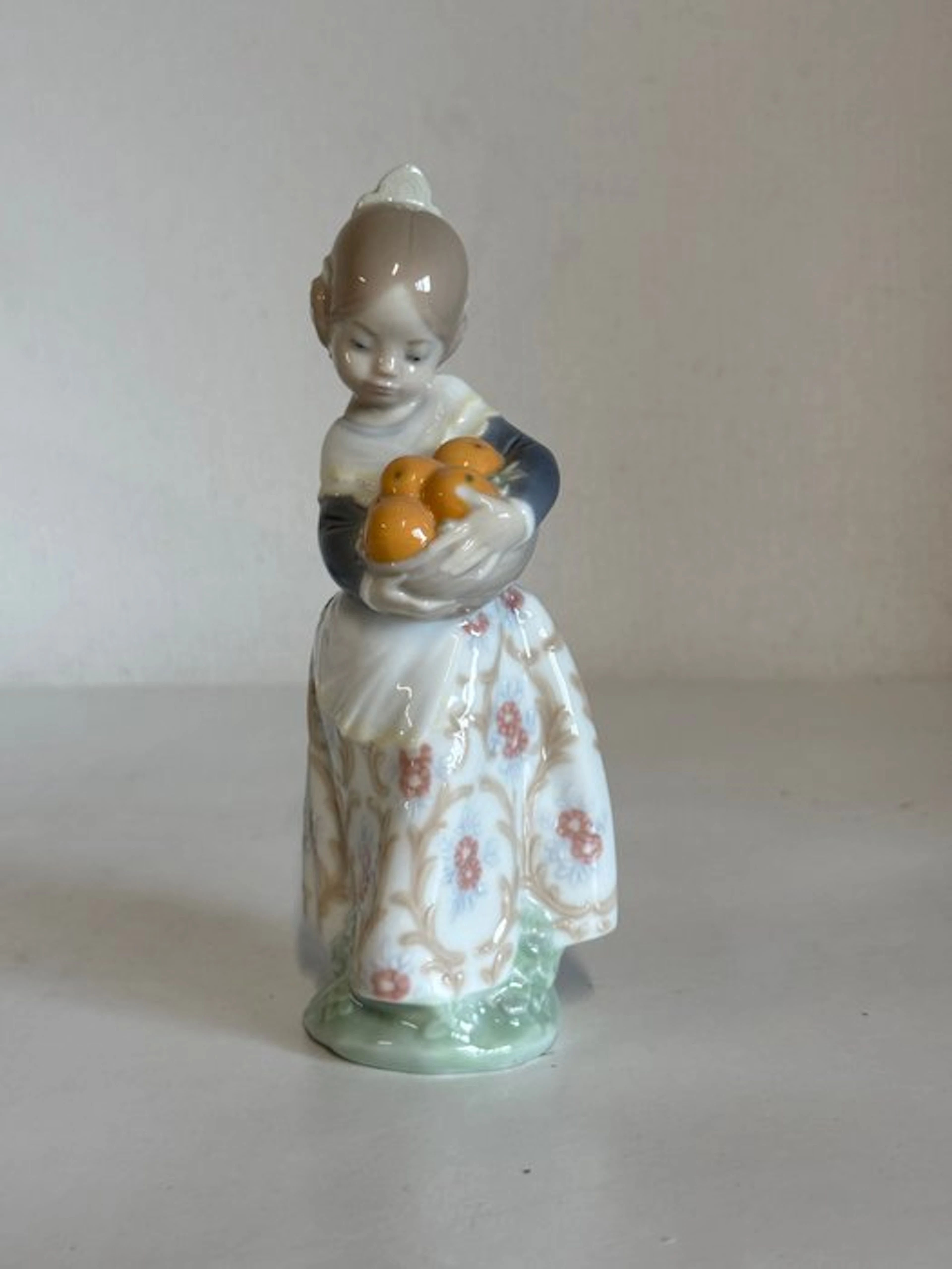Lladró - Figurine - Valencian Girl with Oranges...
