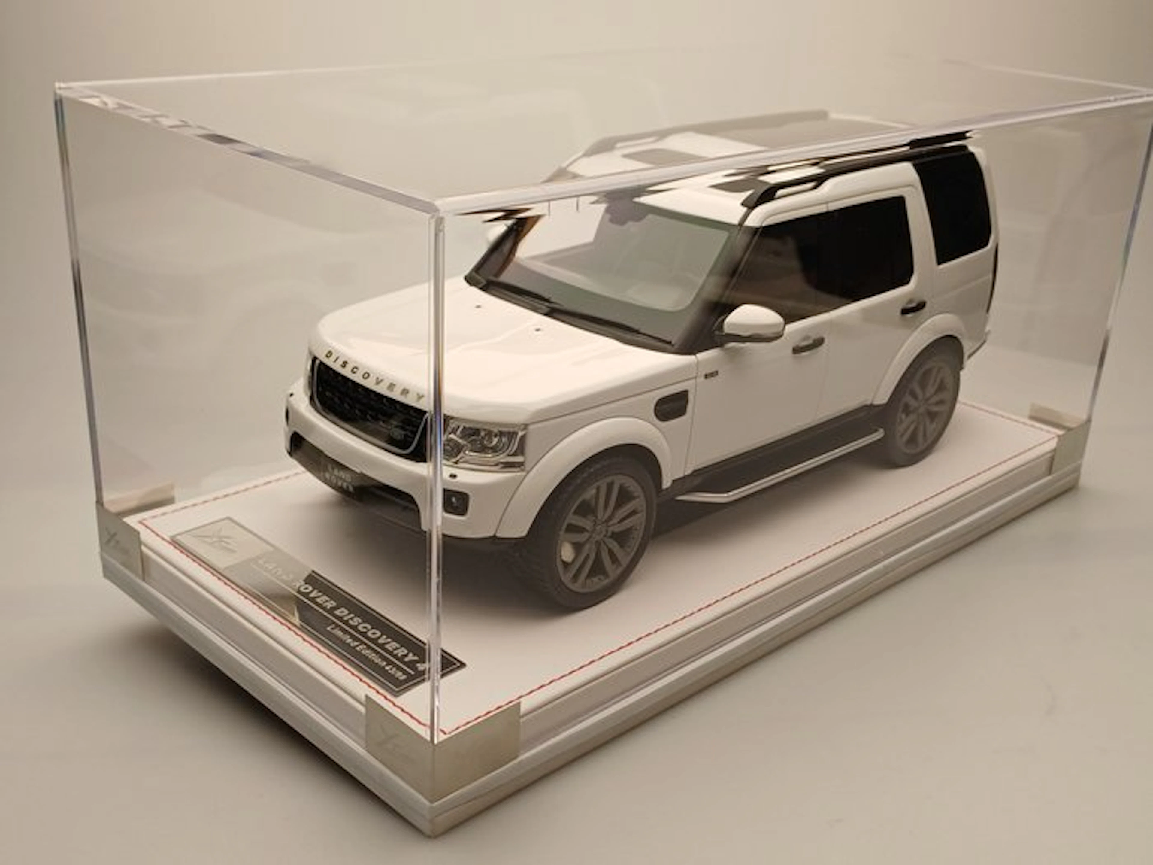 Ivy X-tailor 1:18 - Model car - Land rover Discovery 4 - Limited to 99 pieces.