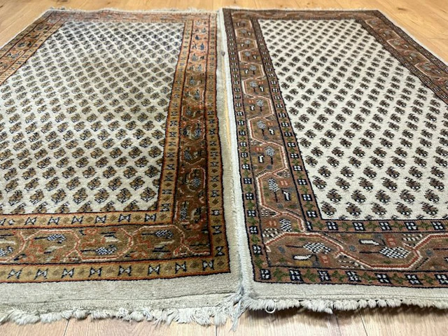 Fine antique Oriental rug in Sarough-style with a harmonious boteh pattern