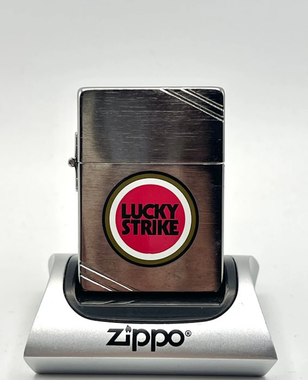 Zippo - Lucky Strike "1935 Replica" Brushed Chrome...