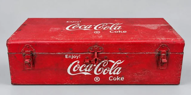 Decorative ornament - Europe - metal suitcase Coca-Cola
