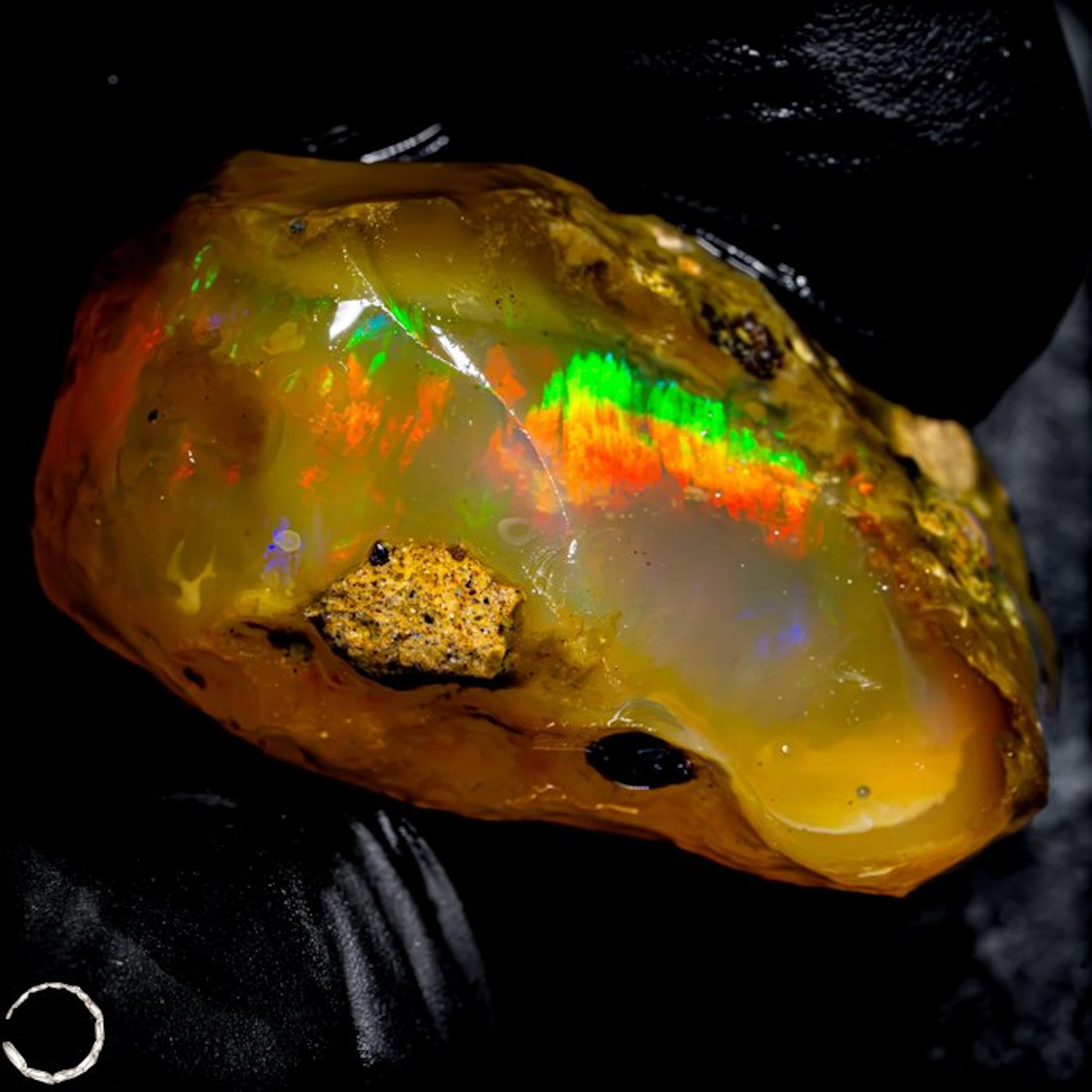 Crystal Opal – rough stone with spectacular play of color 137.35 ct- 27.47 g