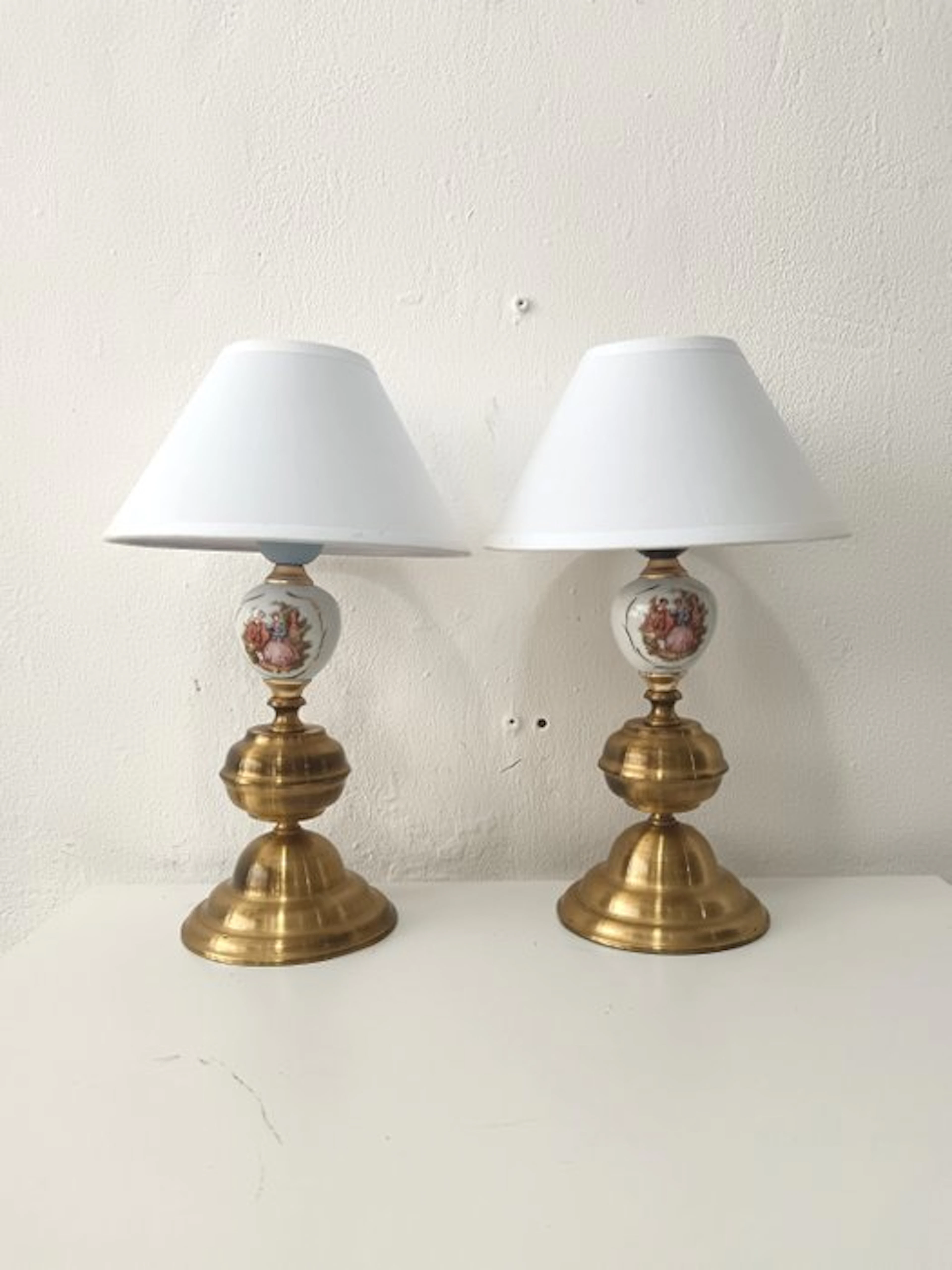 Desk lamp - Pair of brass and porcelain table lamps in Fragonard style