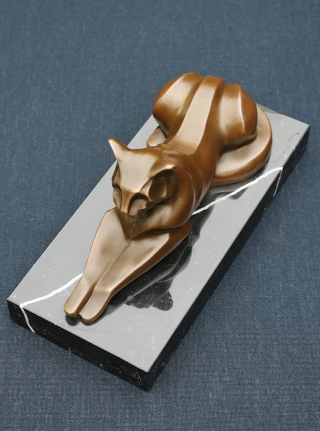 Sculpture, Reclining Cat - 3,5 kg - 26 cm - Patinated bronze