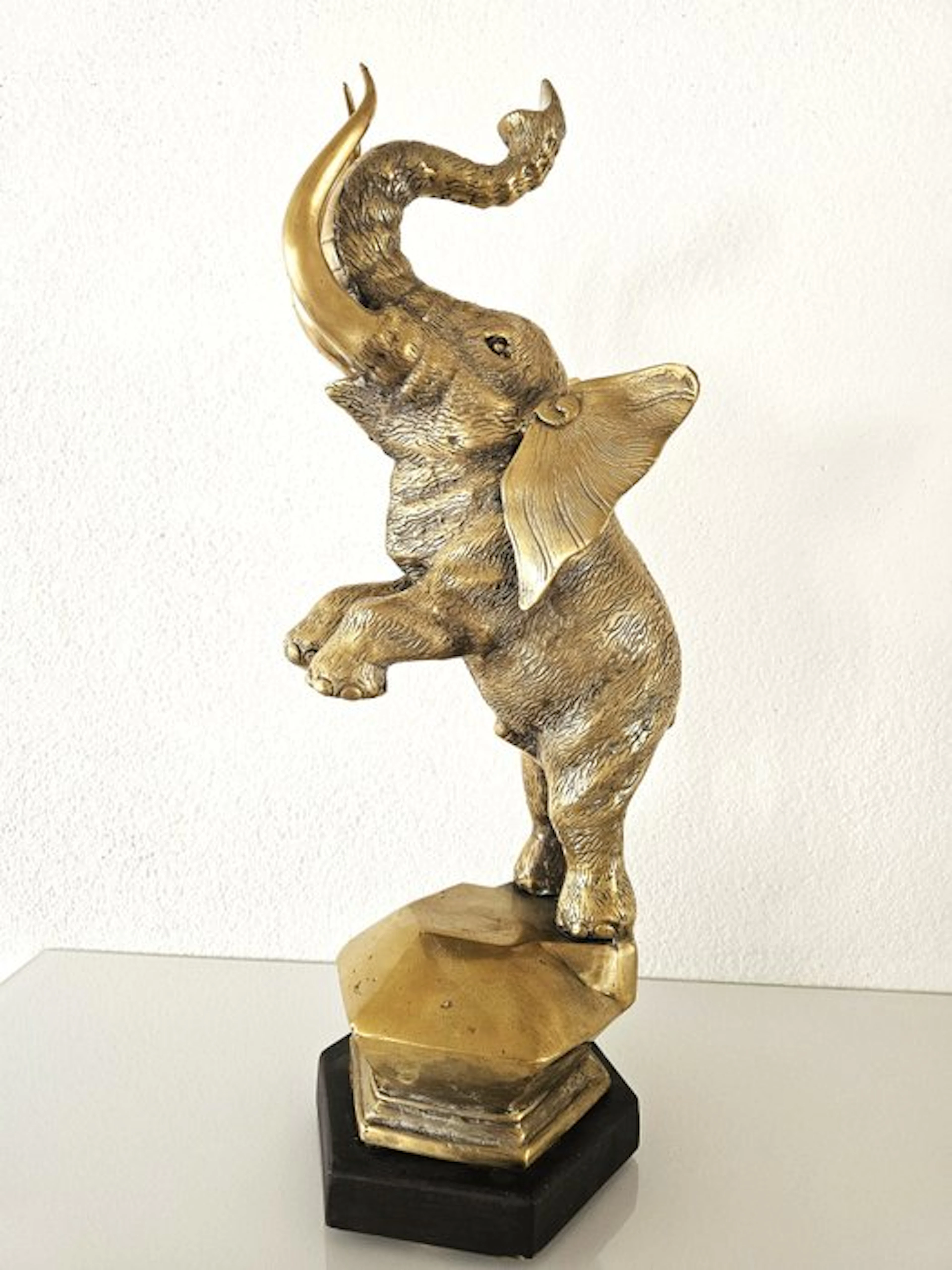 Sculpture, Decoratief olifantenbeeld op houten sokkel - 54 cm - Brass