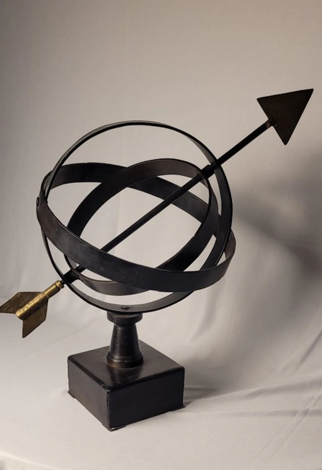 Sculpture, sphère armillaire avec flèche - 48 cm - Metal, Brass, Iron