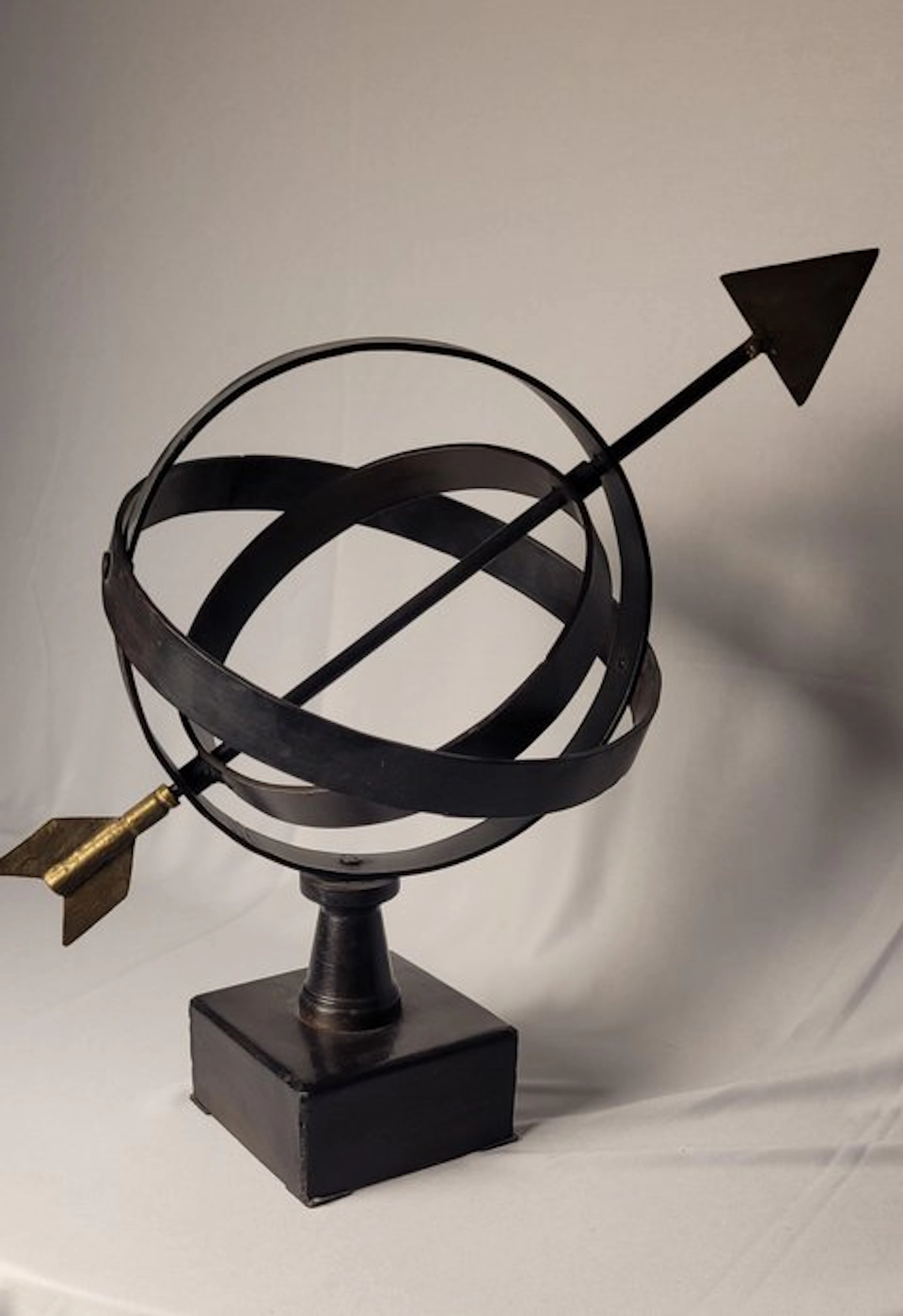 Sculpture, sphère armillaire avec flèche - 48 cm - Metal, Brass, Iron