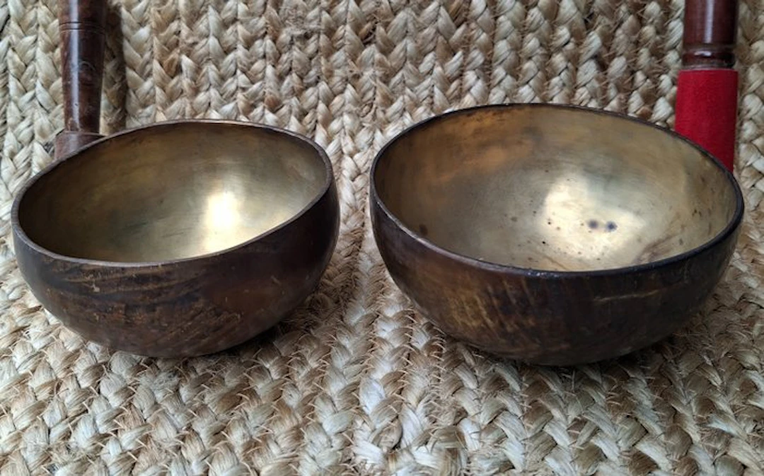 Set of 2 old Jambati singing bowls - Patinated bronze...