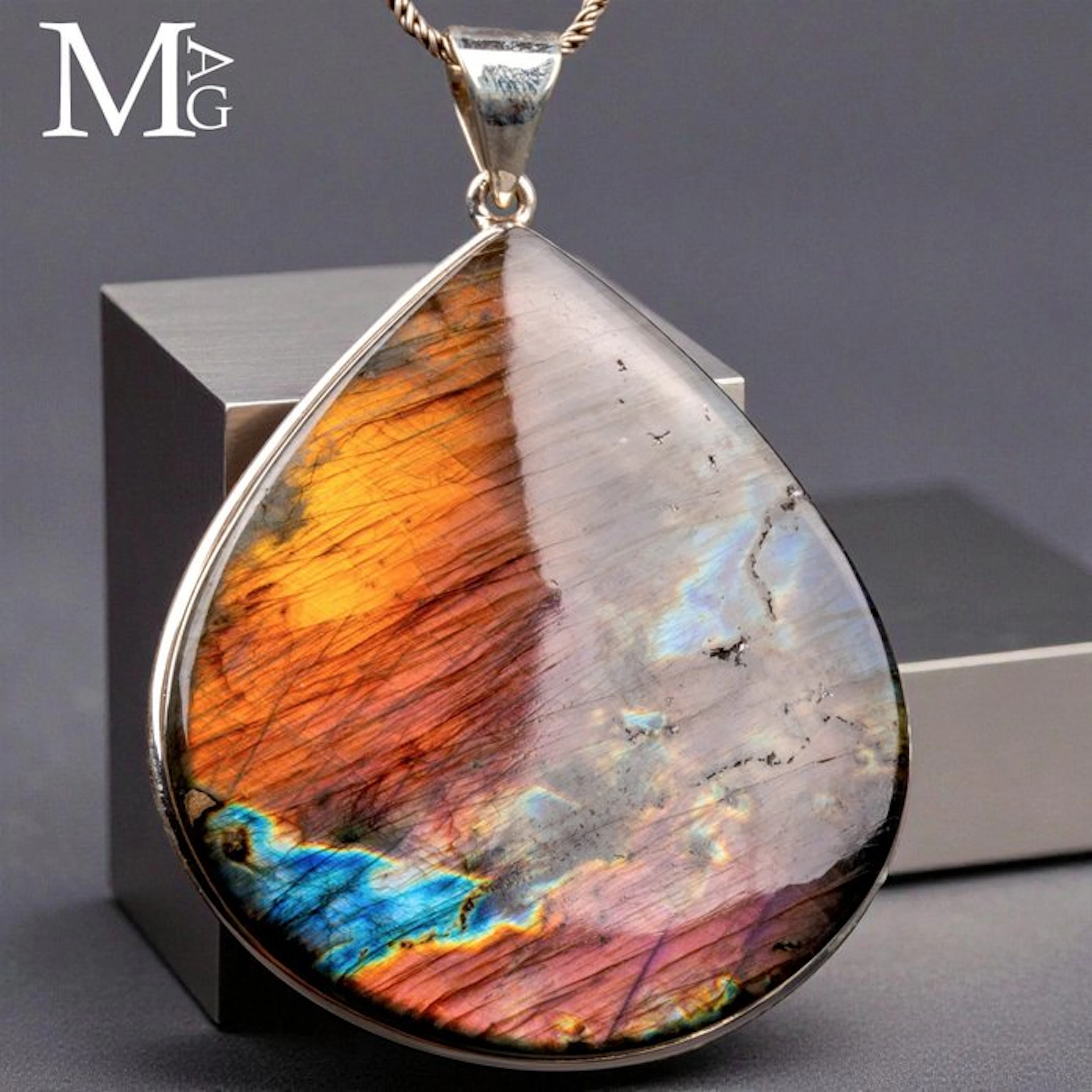 Spectacular Iridescent Labradorite Gemstone - 925 Silver...