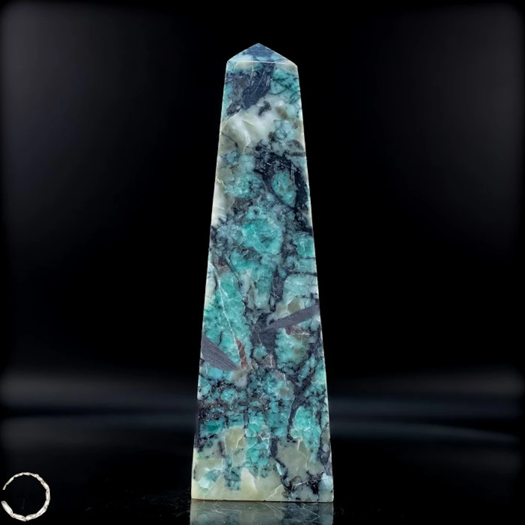 Natural Emerald Obelisk - Top quality- 690.51 g