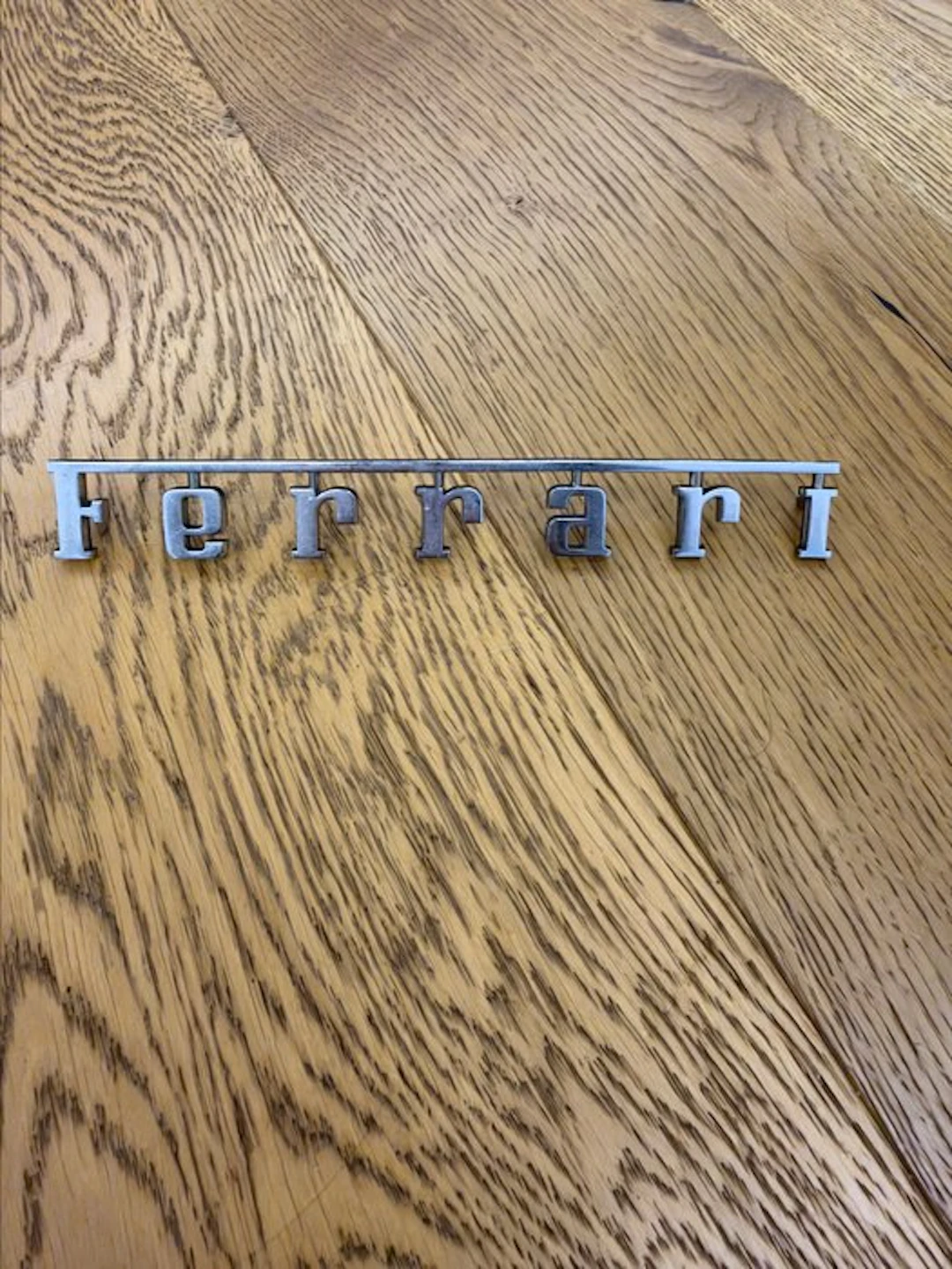 Emblem - Ferrari - Scritta Ferrari 1970-95 sul cofano...