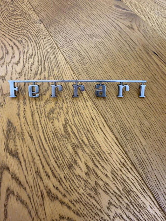 Emblem - Ferrari - Scritta Ferrari 1970-95 sul cofano...