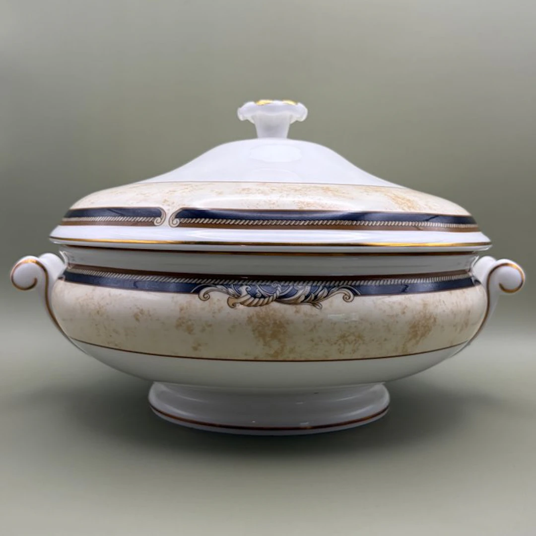 Wedgwood - Tureen - Wedgwood Cornucopia Vegetable Tureen with Lid - Bone china