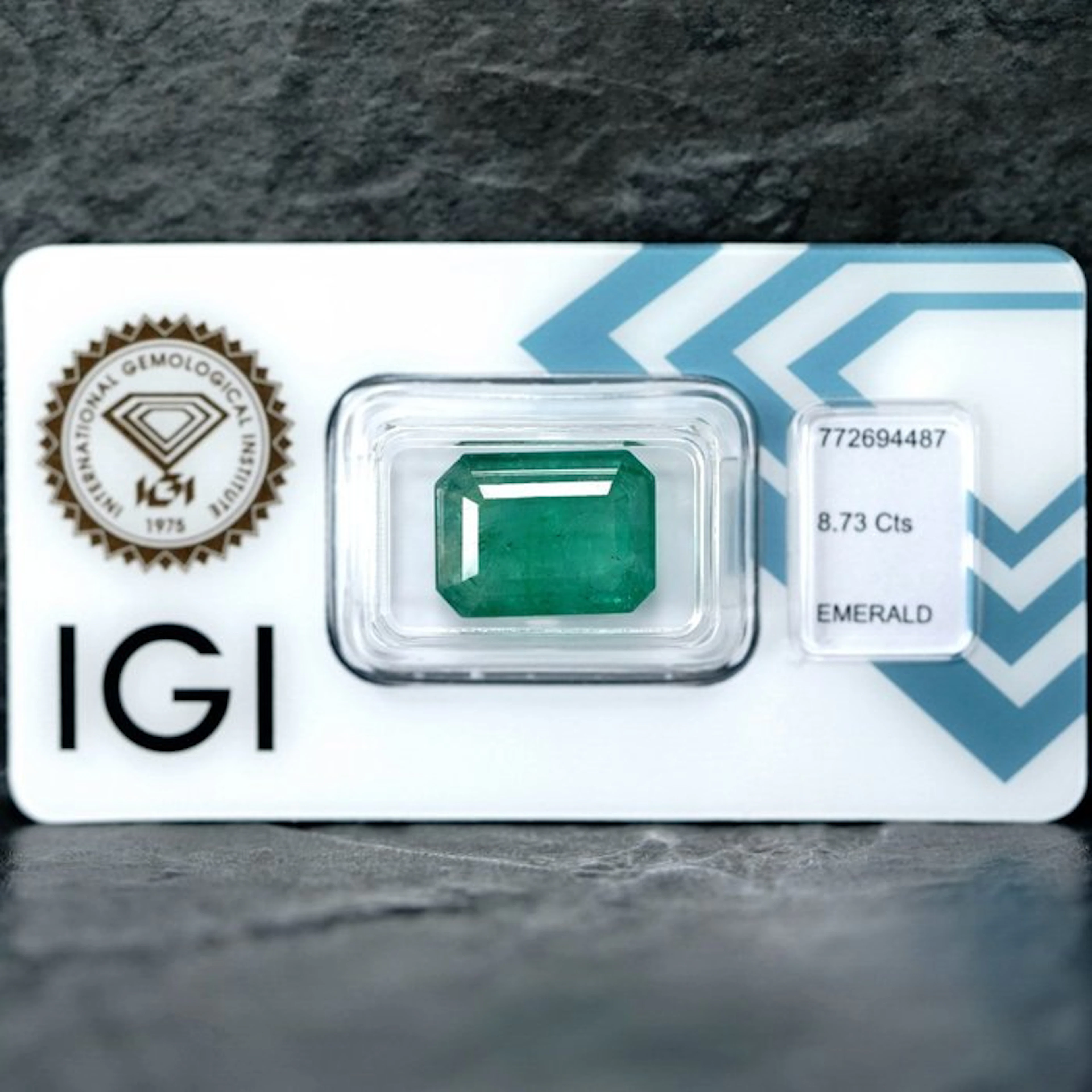 1 pcs Green Emerald - 8.73 ct - International Gemological Institute (IGI)