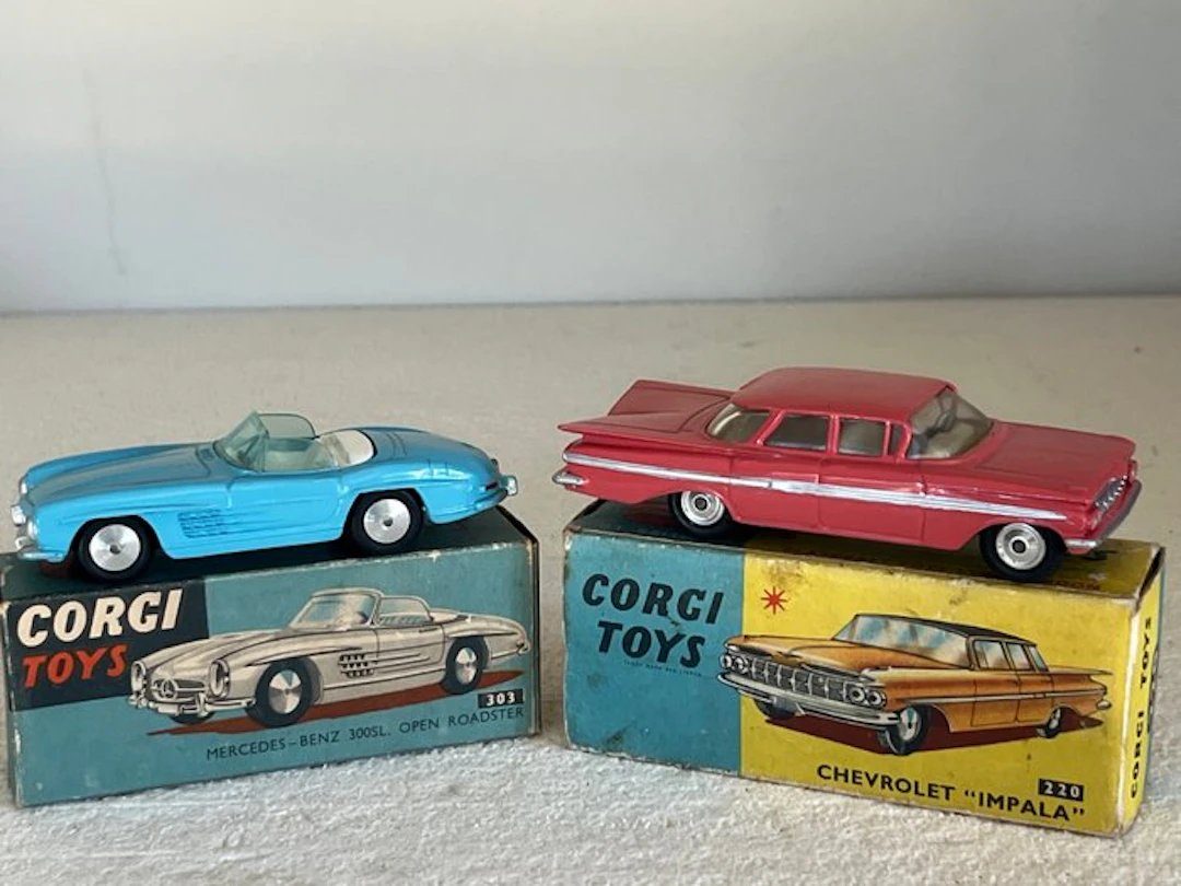 Corgi Toys 1:43 - Model car (2) - Chevrolet Impala 1959; Mercedes-Benz 300SL