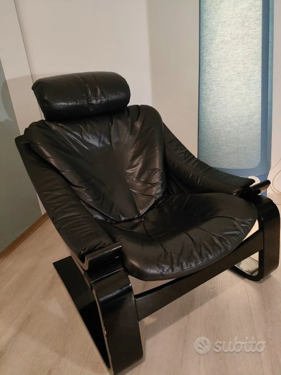 Ake Fribyter - Armchair - Kroken - Leather, Wood - Design and comfort