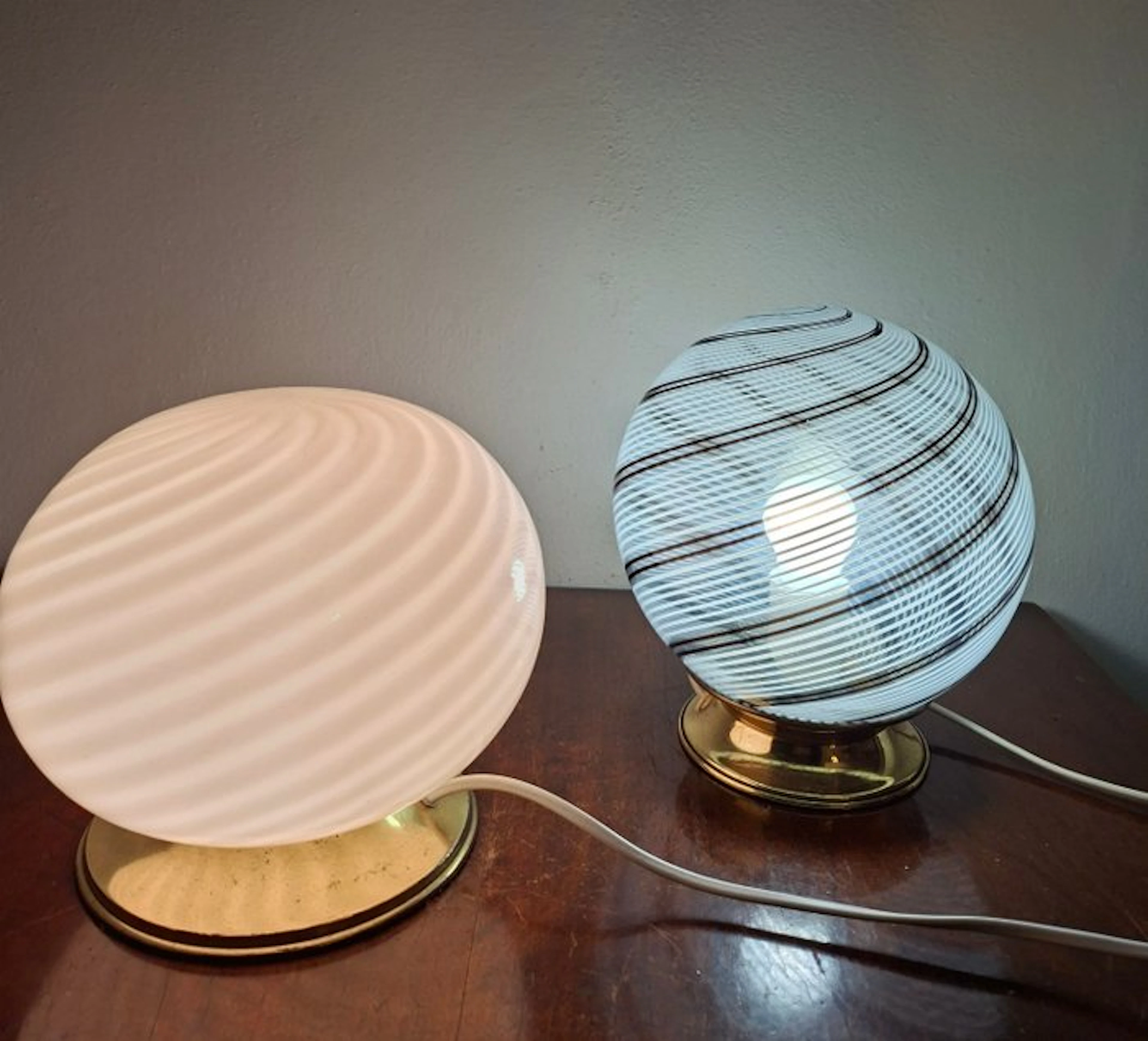 Table lamp (2) - swirl ball - Glass, Brass