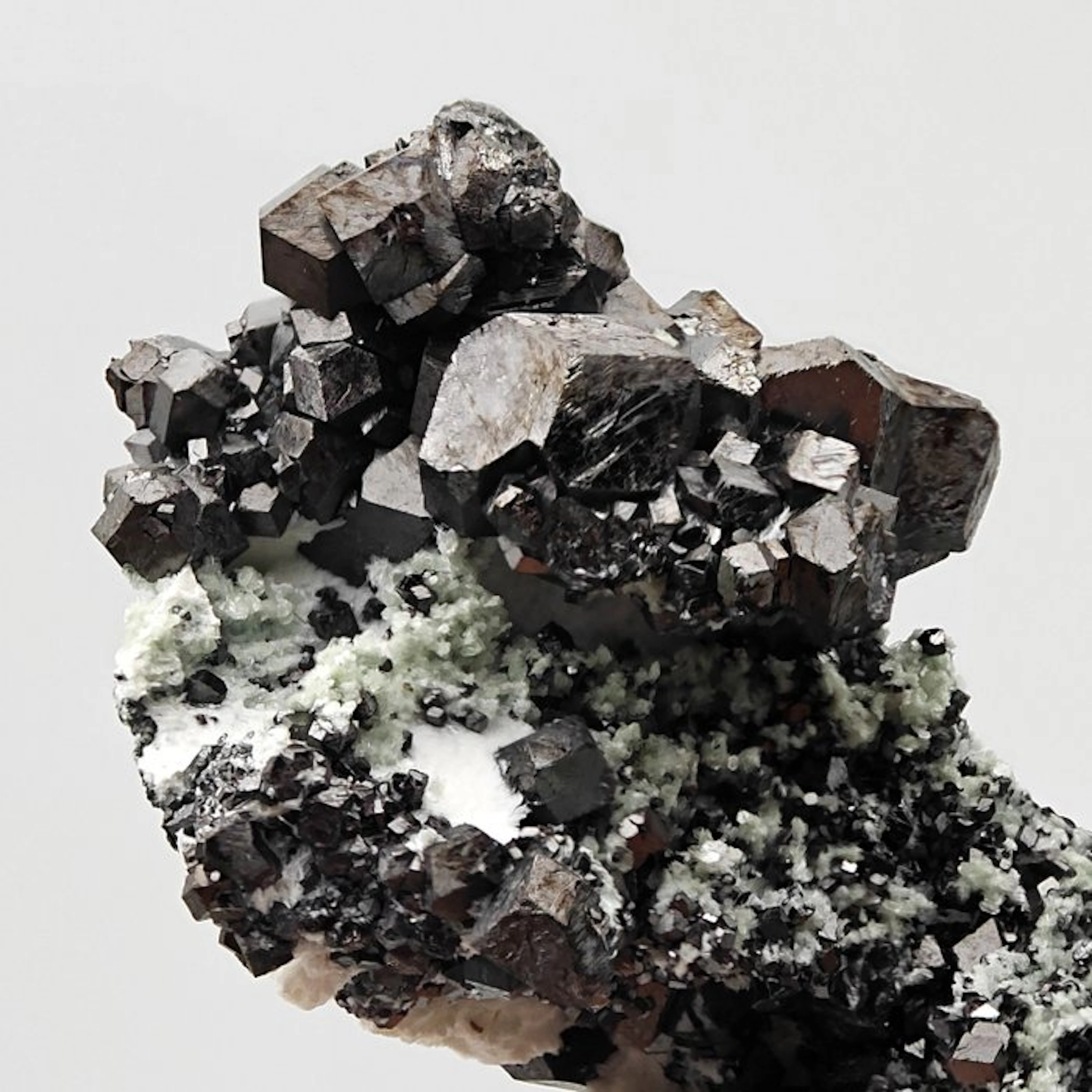 ALPINO, Black magnetite aesthetics with crystallized green talc
