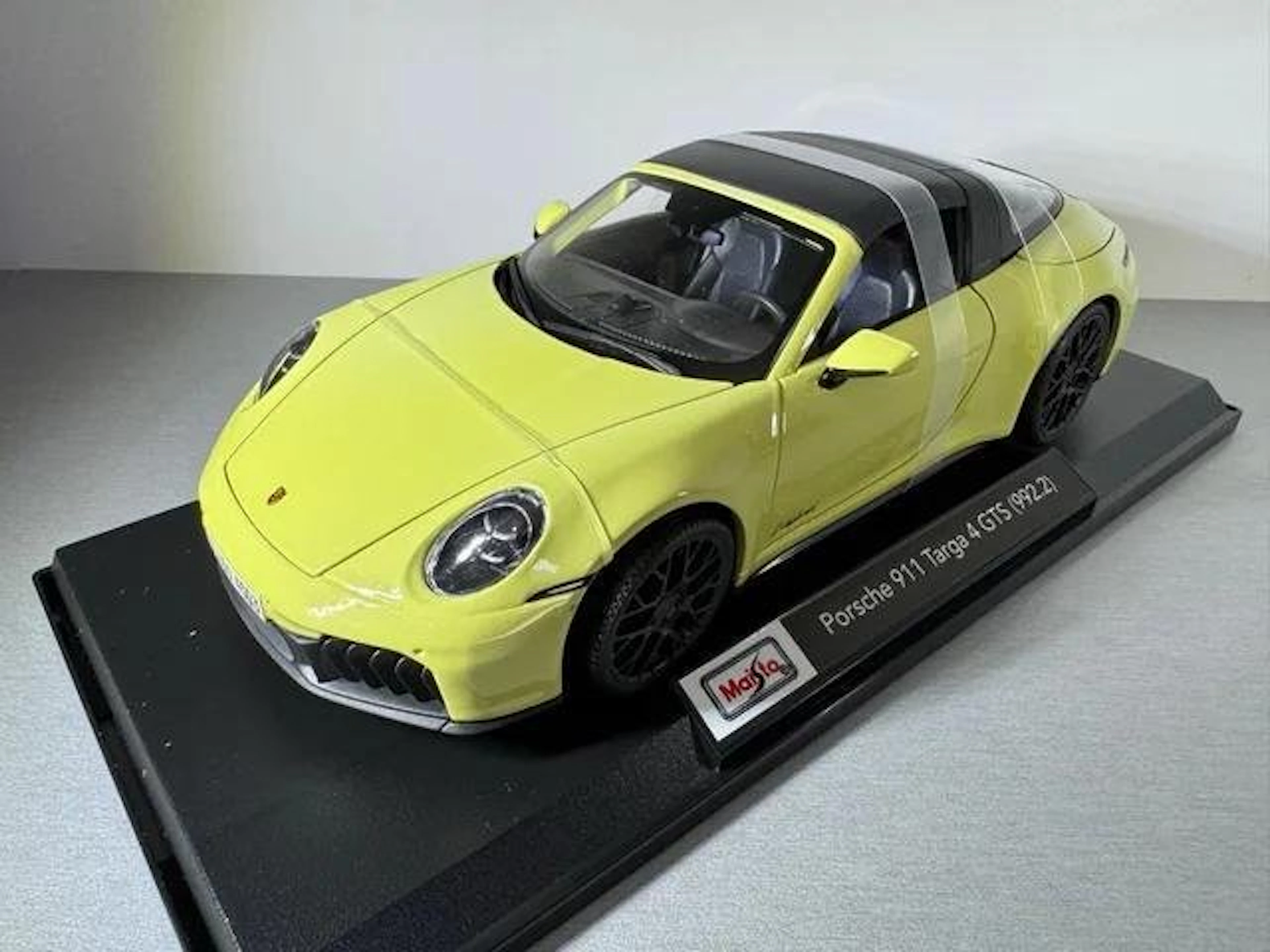 Maisto 1:18 - Model car - Porsche 911 Targa 4 GTS (992.2)