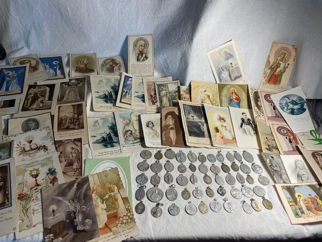 Lot: Devotional images and medals (101) - Paper