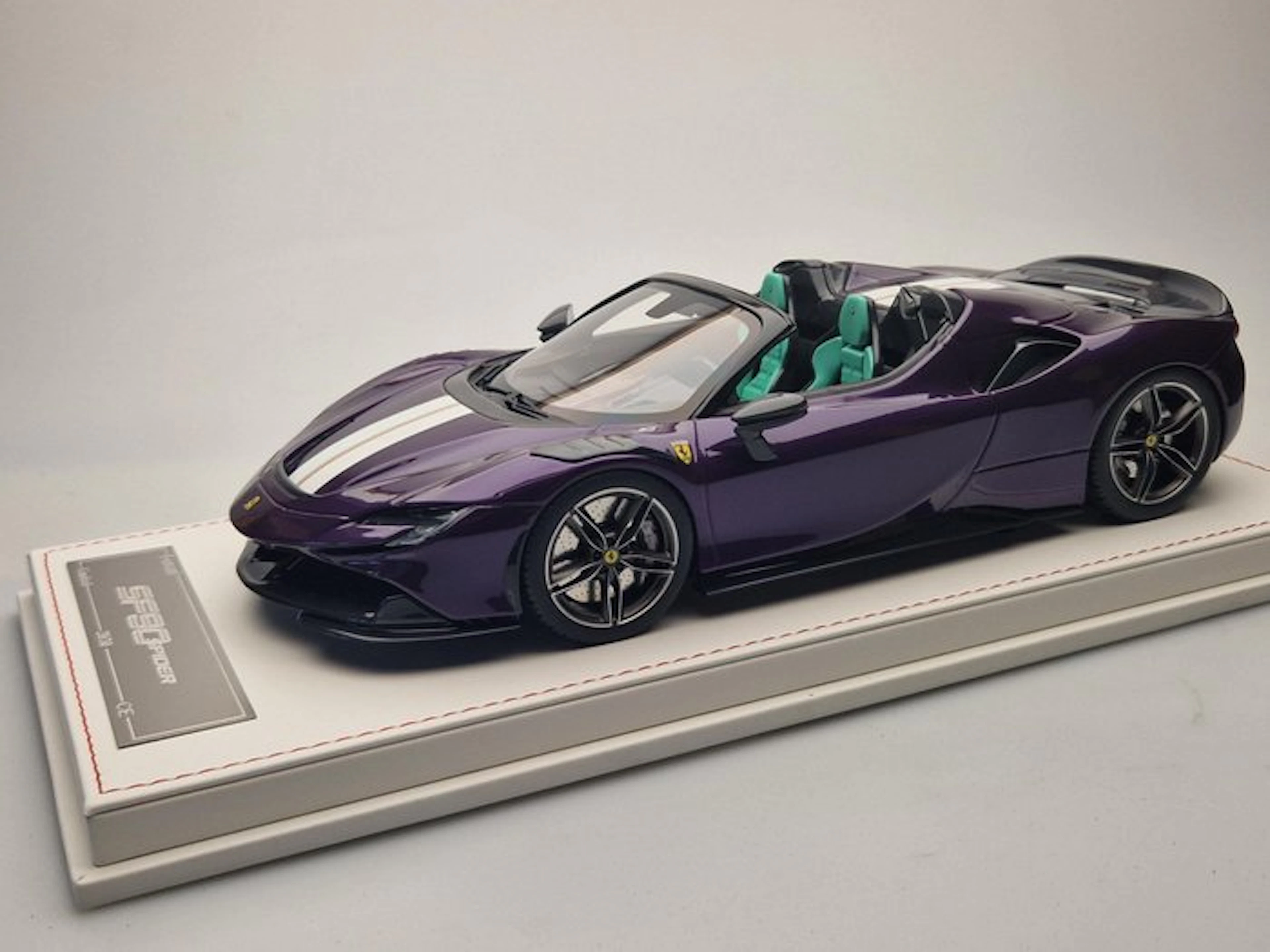 CE-Model 1:18 - Model car - Ferrari SF90 Spider - Paars...