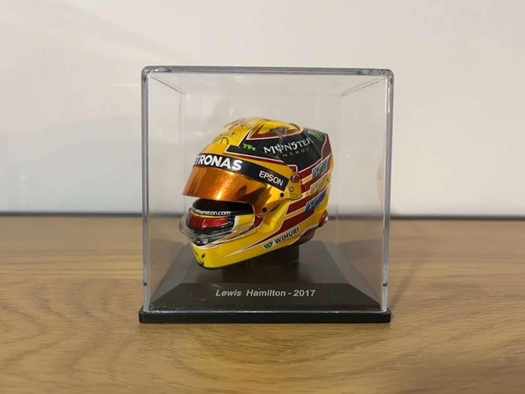 Spark 1:5 - Model race car - Bell HP7 - World Champion 2017 - Lewis Hamilton