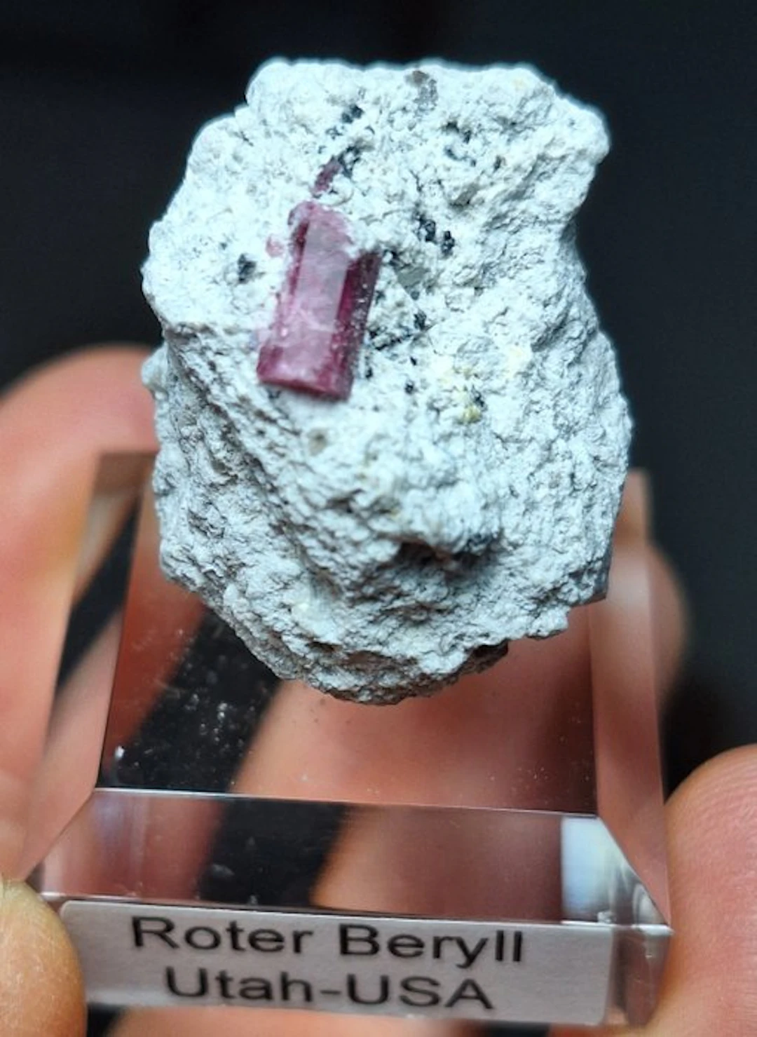 Bixbite Crystal on matrix - Height: 27 mm - Width: 22 mm- 22.4 g