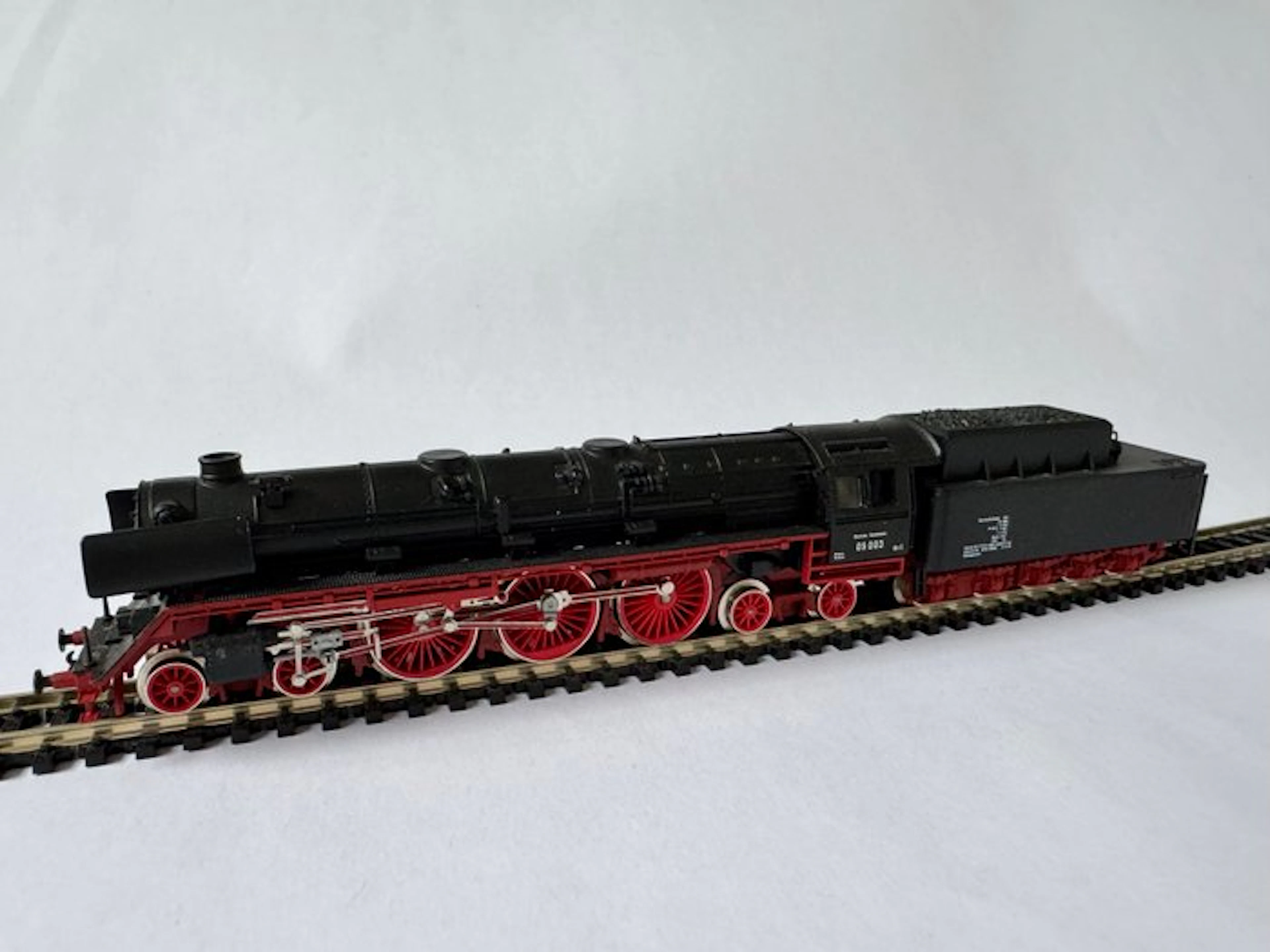 Arnold N - 2215 - Steam locomotive with tender (1) - BR 05 003 - DB