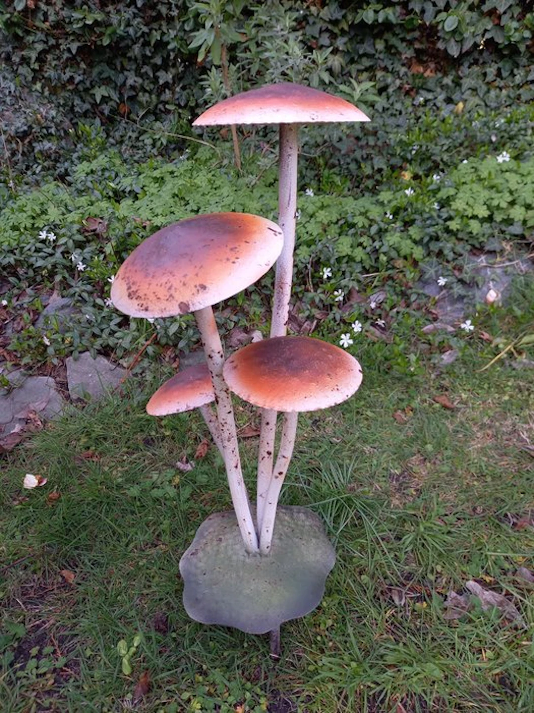 Sculpture, "Decorative Garden Picker, Mushrooms" - 50 cm - Iron