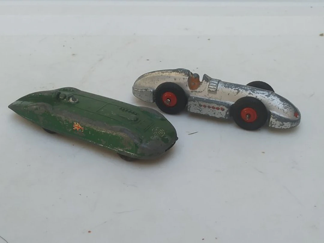 Dinky Toys 1:48 - Model race car (2) - Pre-War FIRST Original Issue