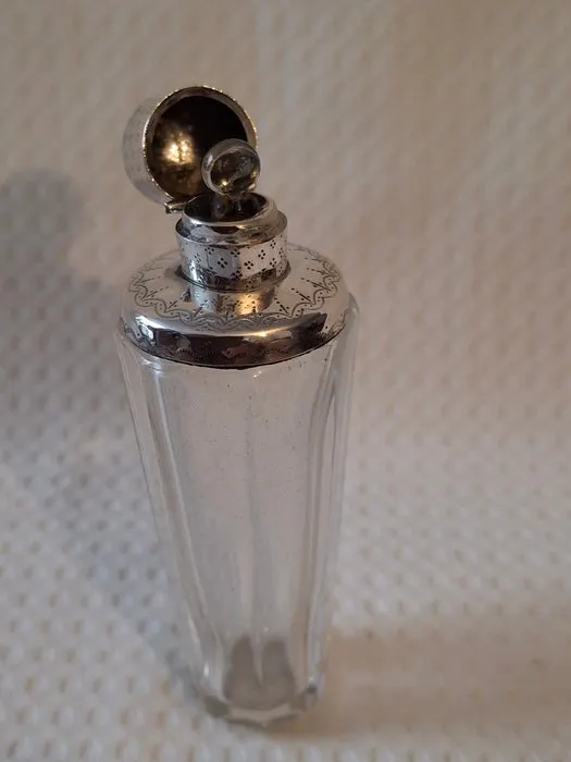 Perfume bottle - Mint condition antique perfume bottle