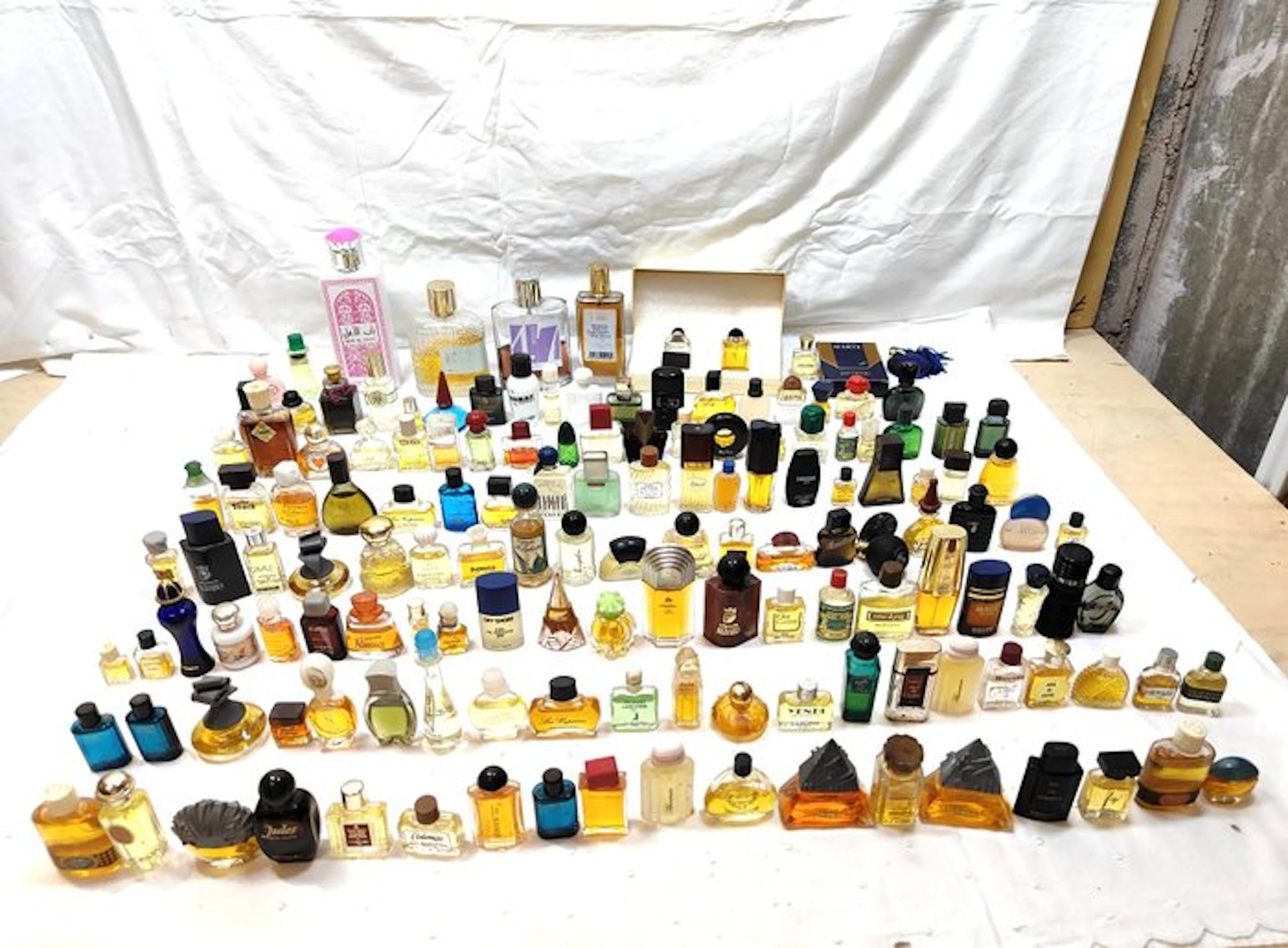 Perfume flask (147) - Lot of about 147 miniature bottles of Pomodoro perfume