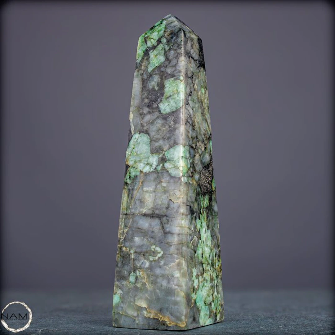 Natural Emerald Obelisk - Top quality- 503.97 g